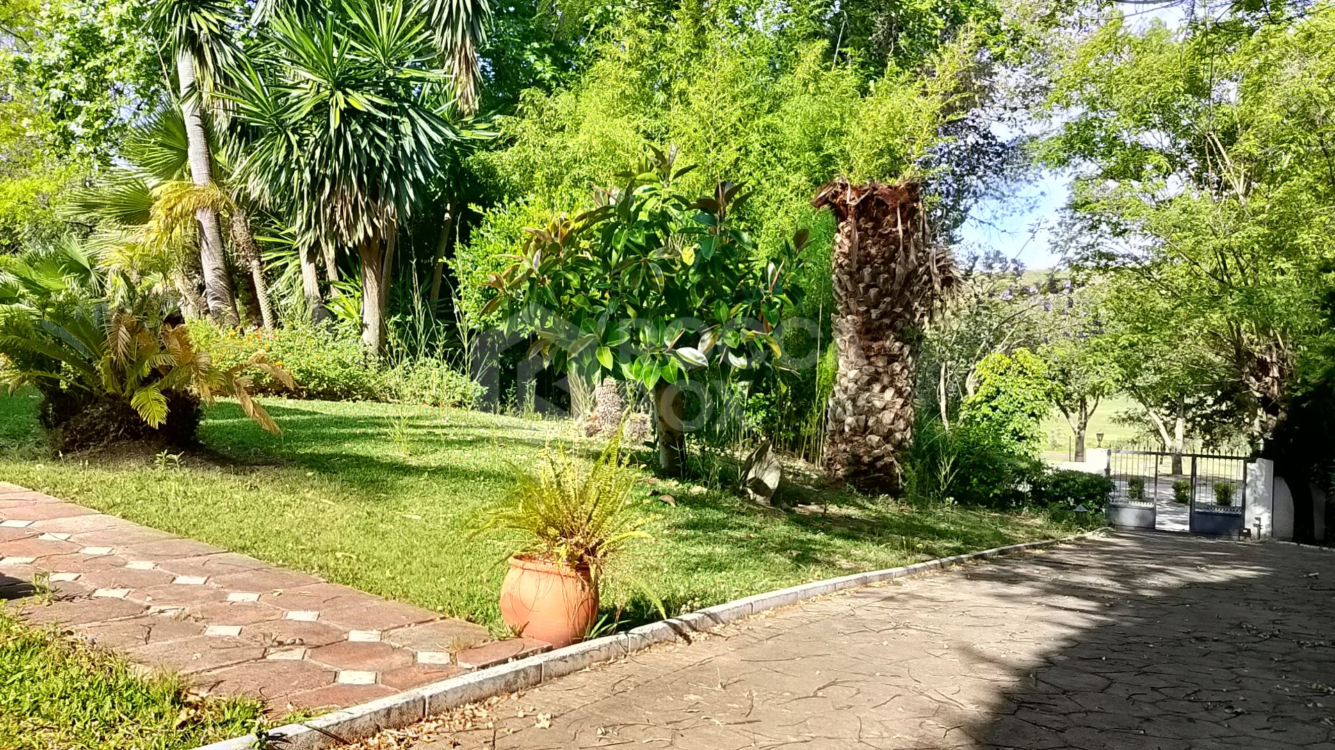Spacious property for renovation in El Paraiso Medio , Estepona East