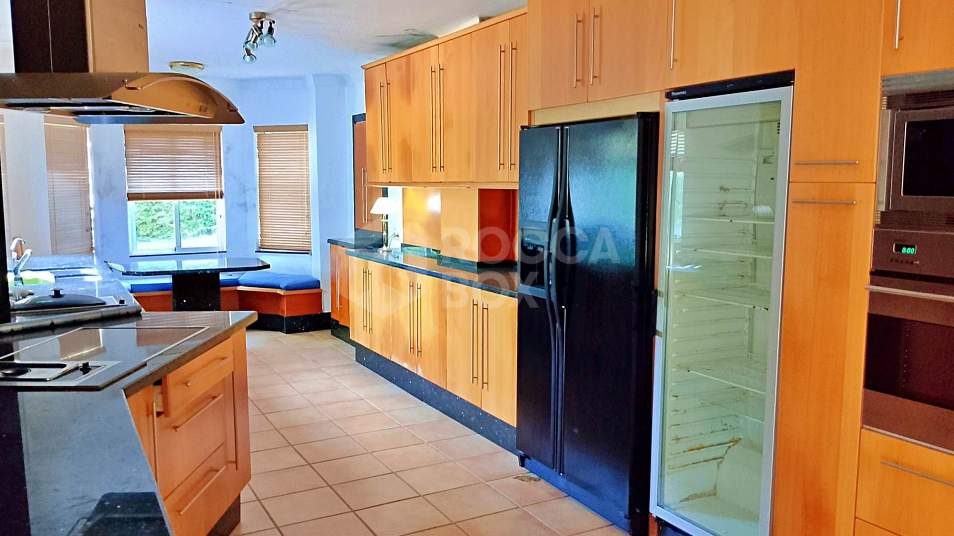 Spacious property for renovation in El Paraiso Medio , Estepona East