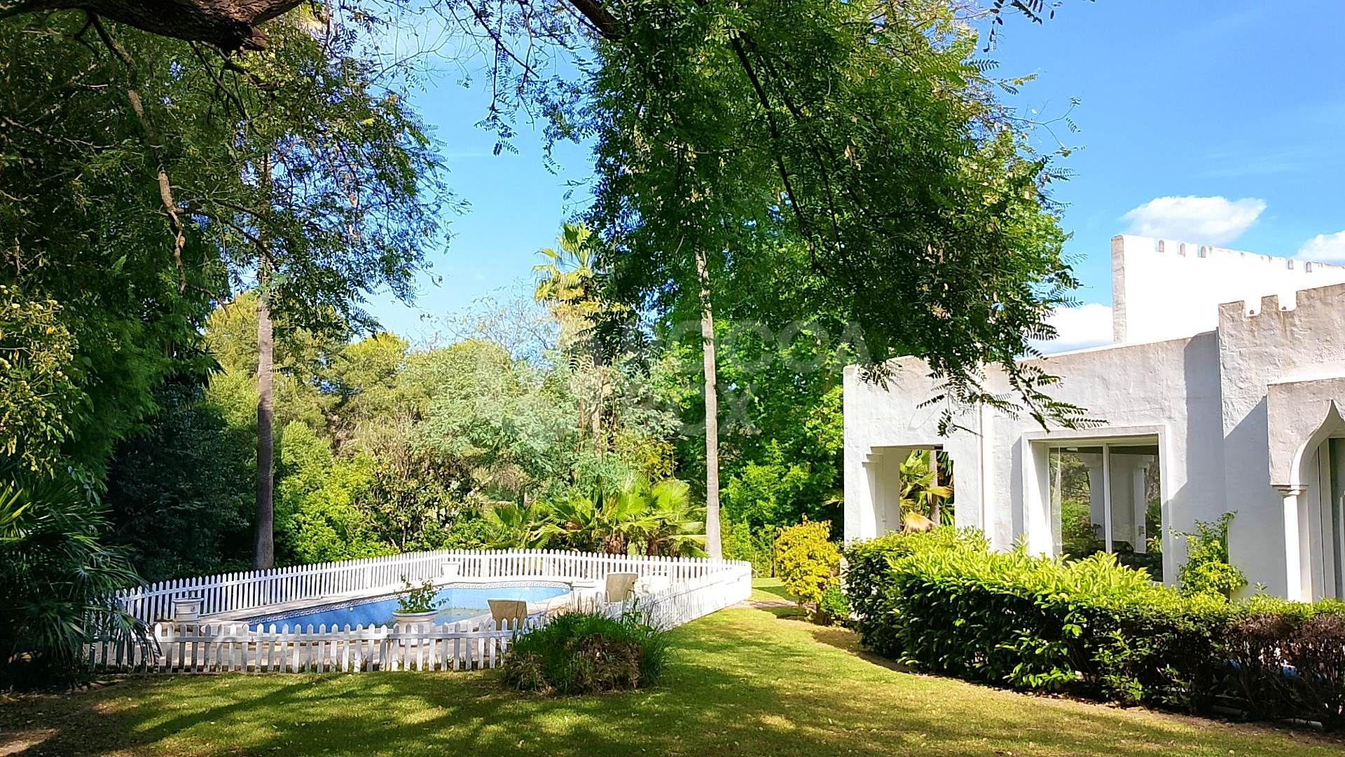 Spacious property for renovation in El Paraiso Medio , Estepona East