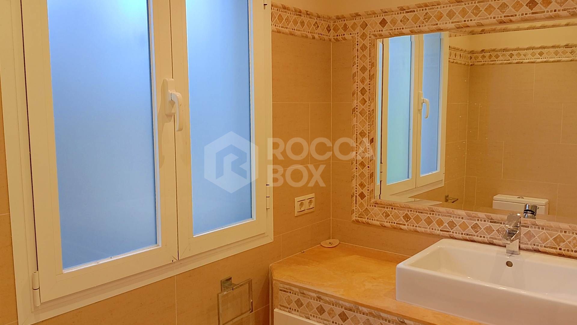Spacious property for renovation in El Paraiso Medio , Estepona East