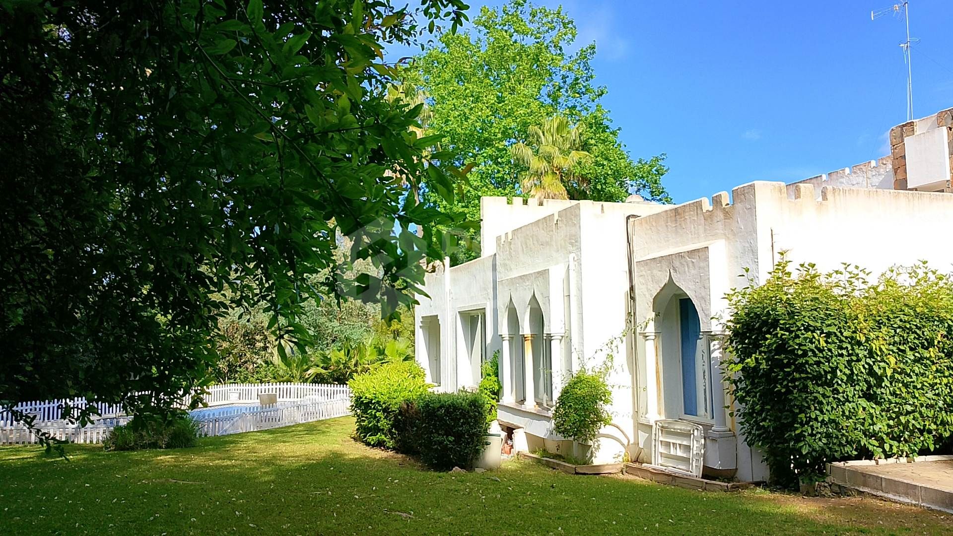 Spacious property for renovation in El Paraiso Medio , Estepona East