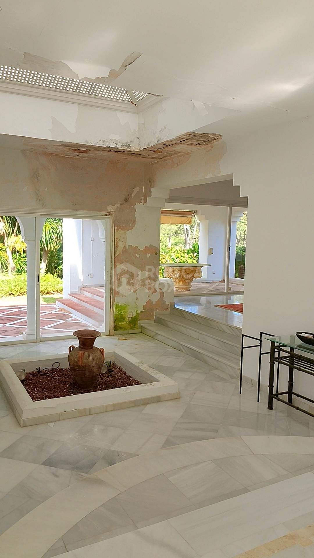 Spacious property for renovation in El Paraiso Medio , Estepona East