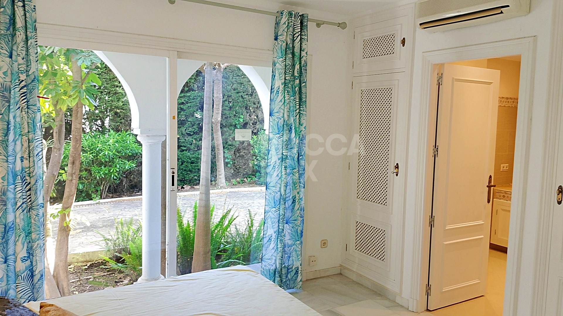 Spacious property for renovation in El Paraiso Medio , Estepona East