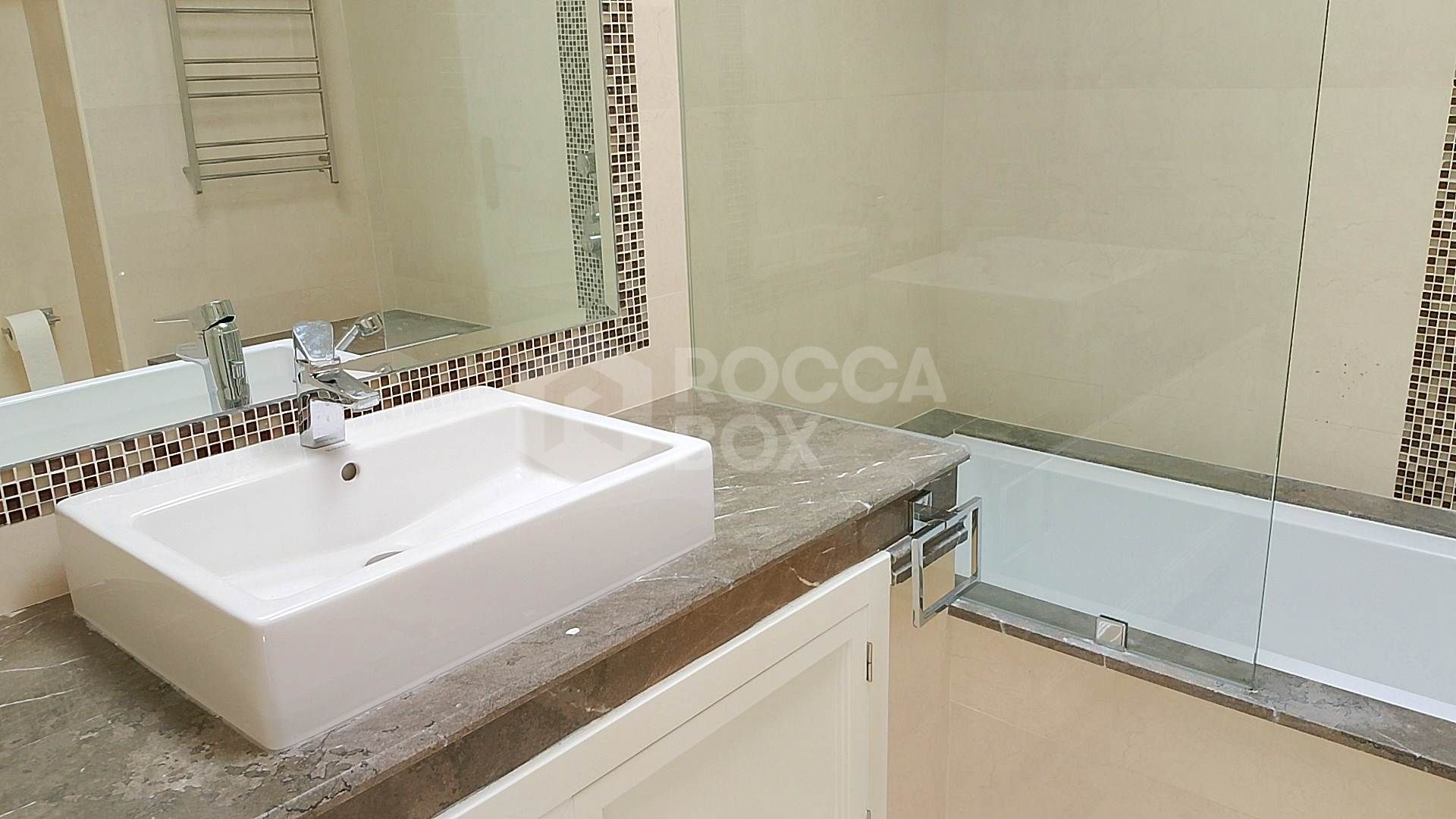 Spacious property for renovation in El Paraiso Medio , Estepona East