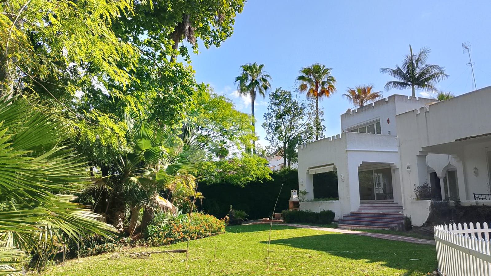 Spacious property for renovation in El Paraiso Medio , Estepona East