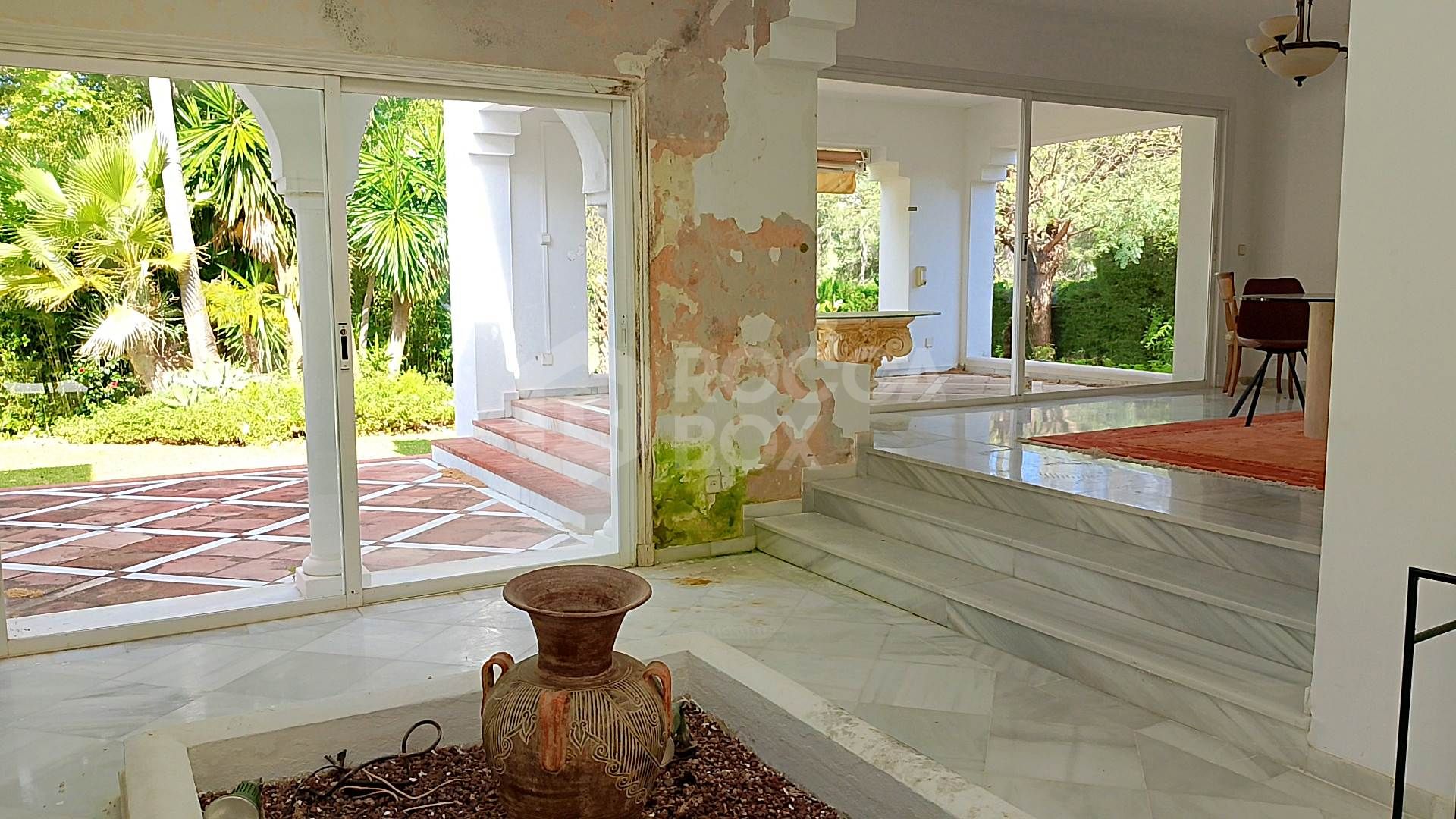 Spacious property for renovation in El Paraiso Medio , Estepona East