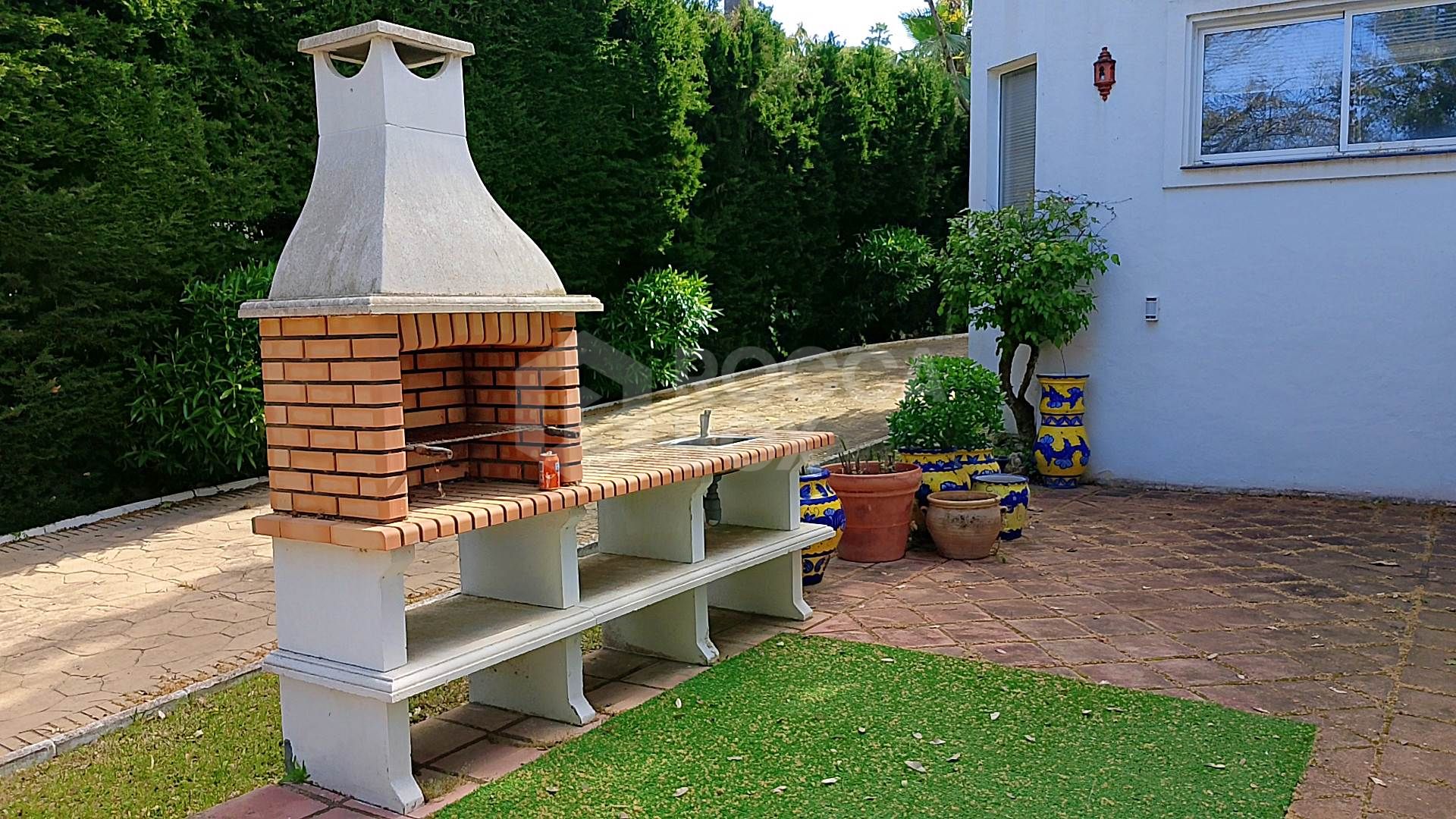 Spacious property for renovation in El Paraiso Medio , Estepona East