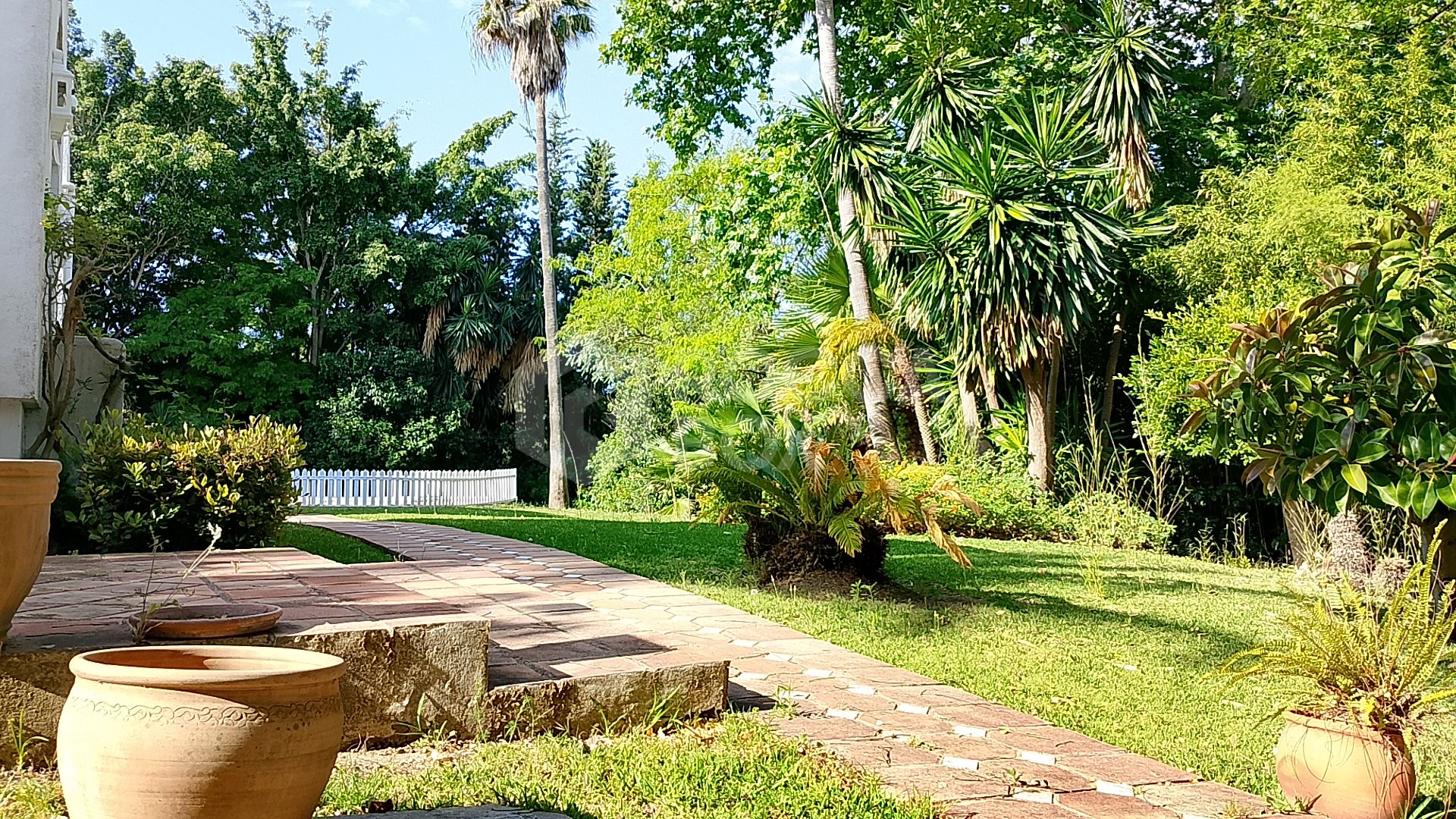 Spacious property for renovation in El Paraiso Medio , Estepona East