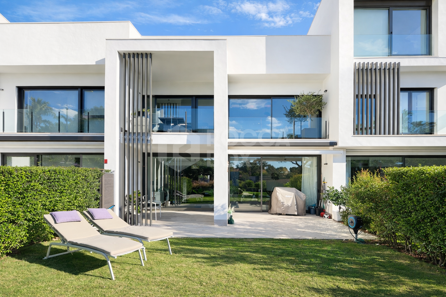 Modern Townhouse with stunning views in the urbanization Hoyo 17 in San Roque Club