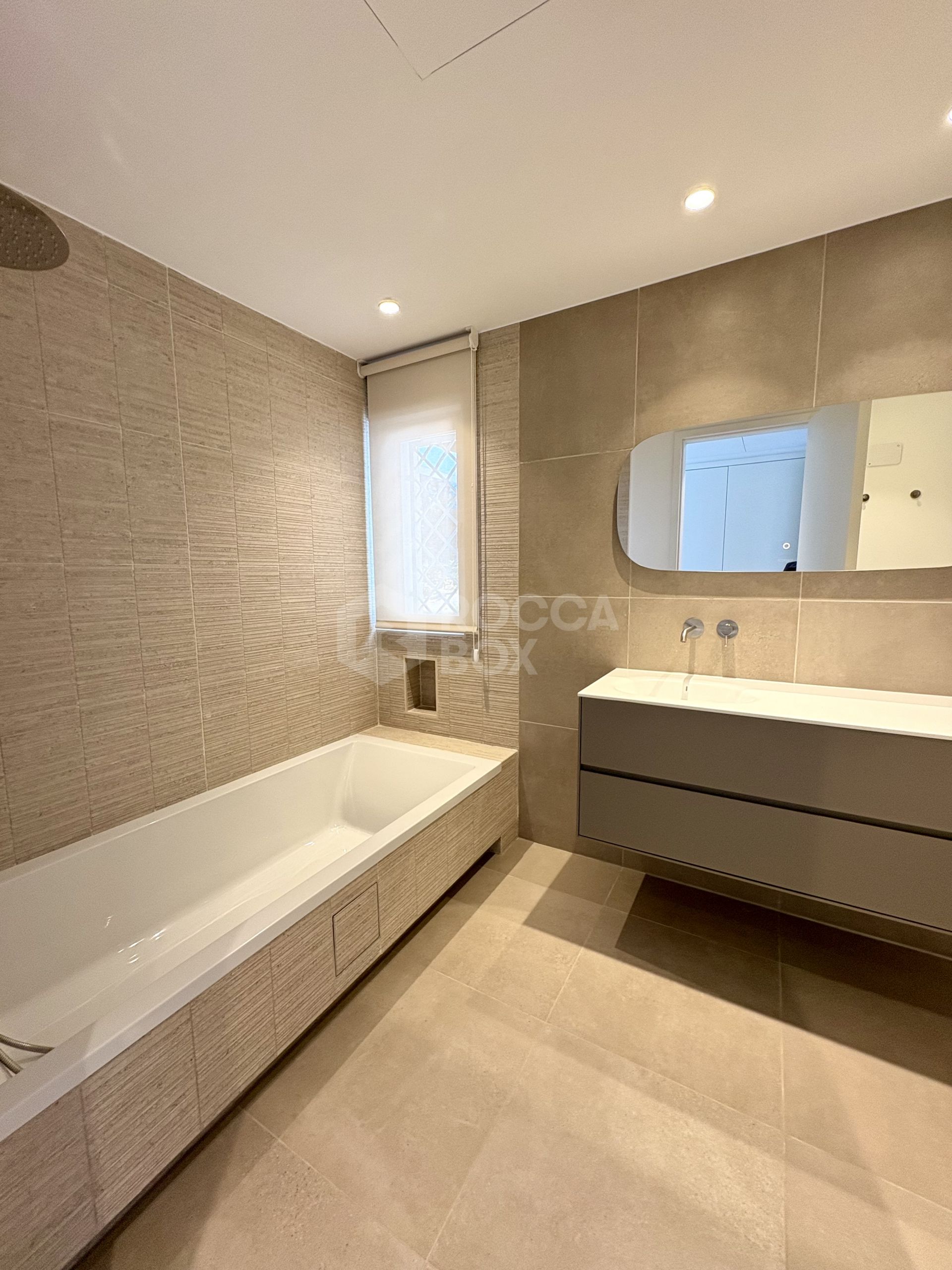 Contemporary Frontline Golf Villa with Lake Views – Sotogrande Alto