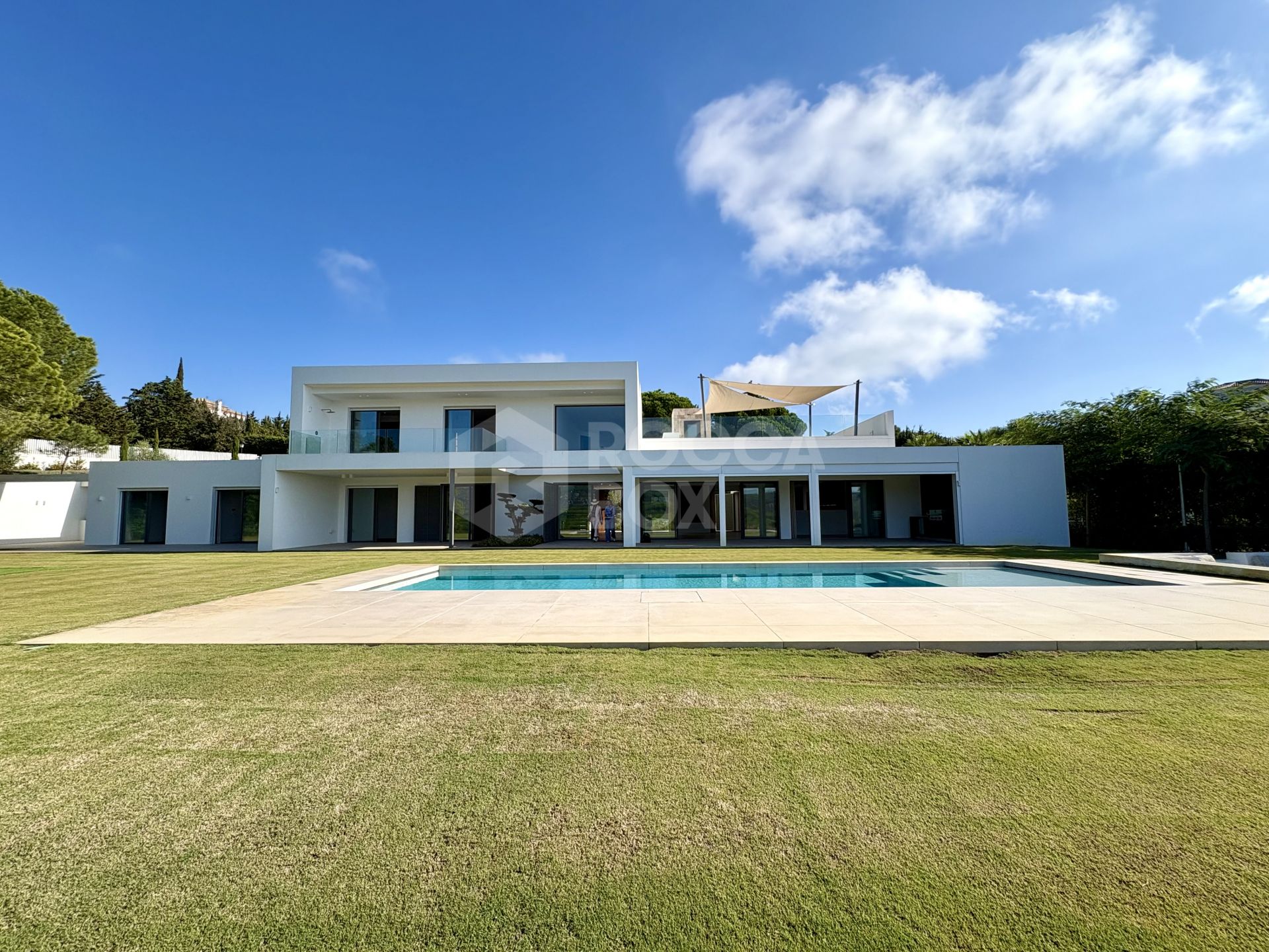 Contemporary Frontline Golf Villa with Lake Views – Sotogrande Alto