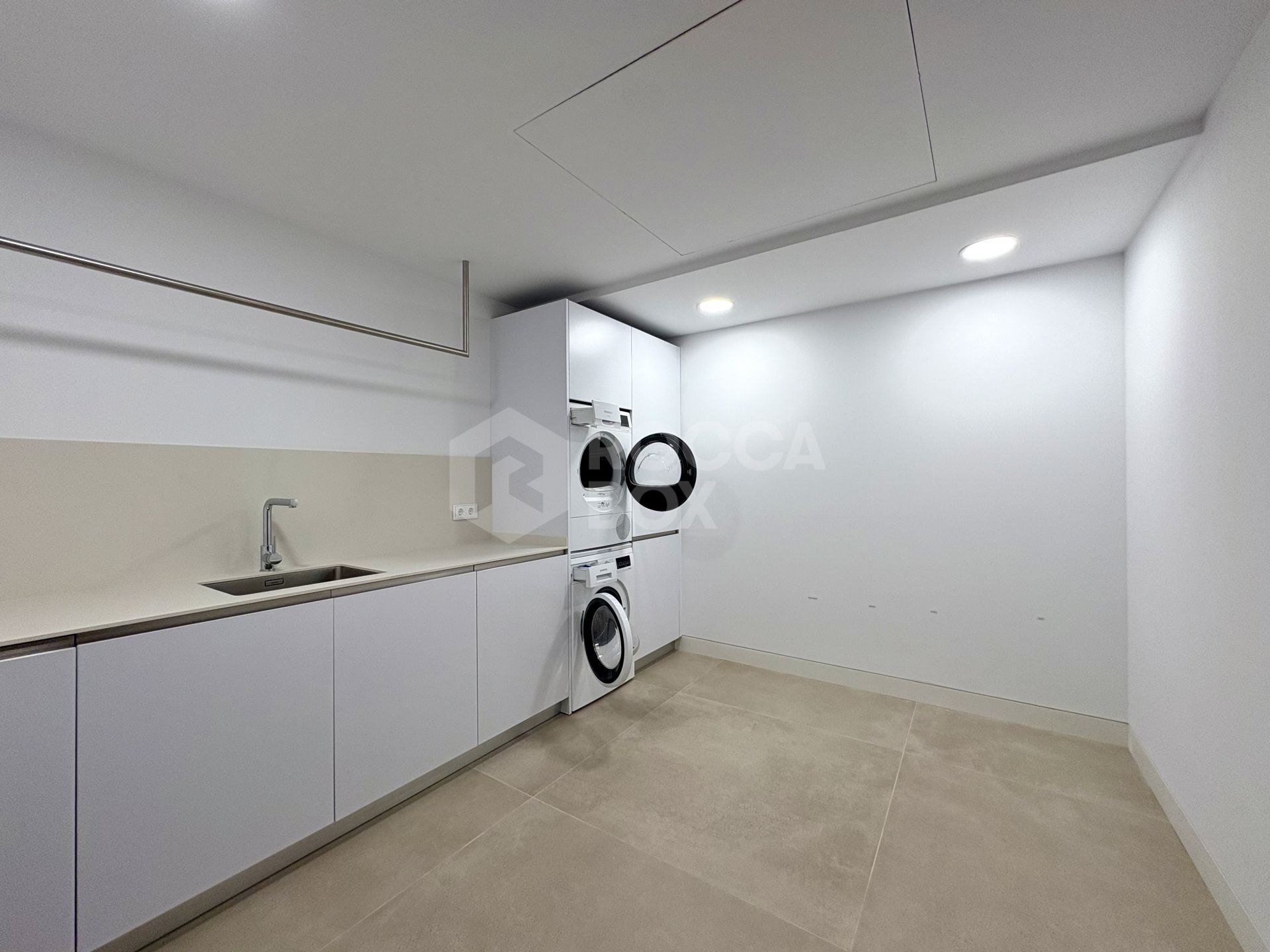 Contemporary Frontline Golf Villa with Lake Views – Sotogrande Alto