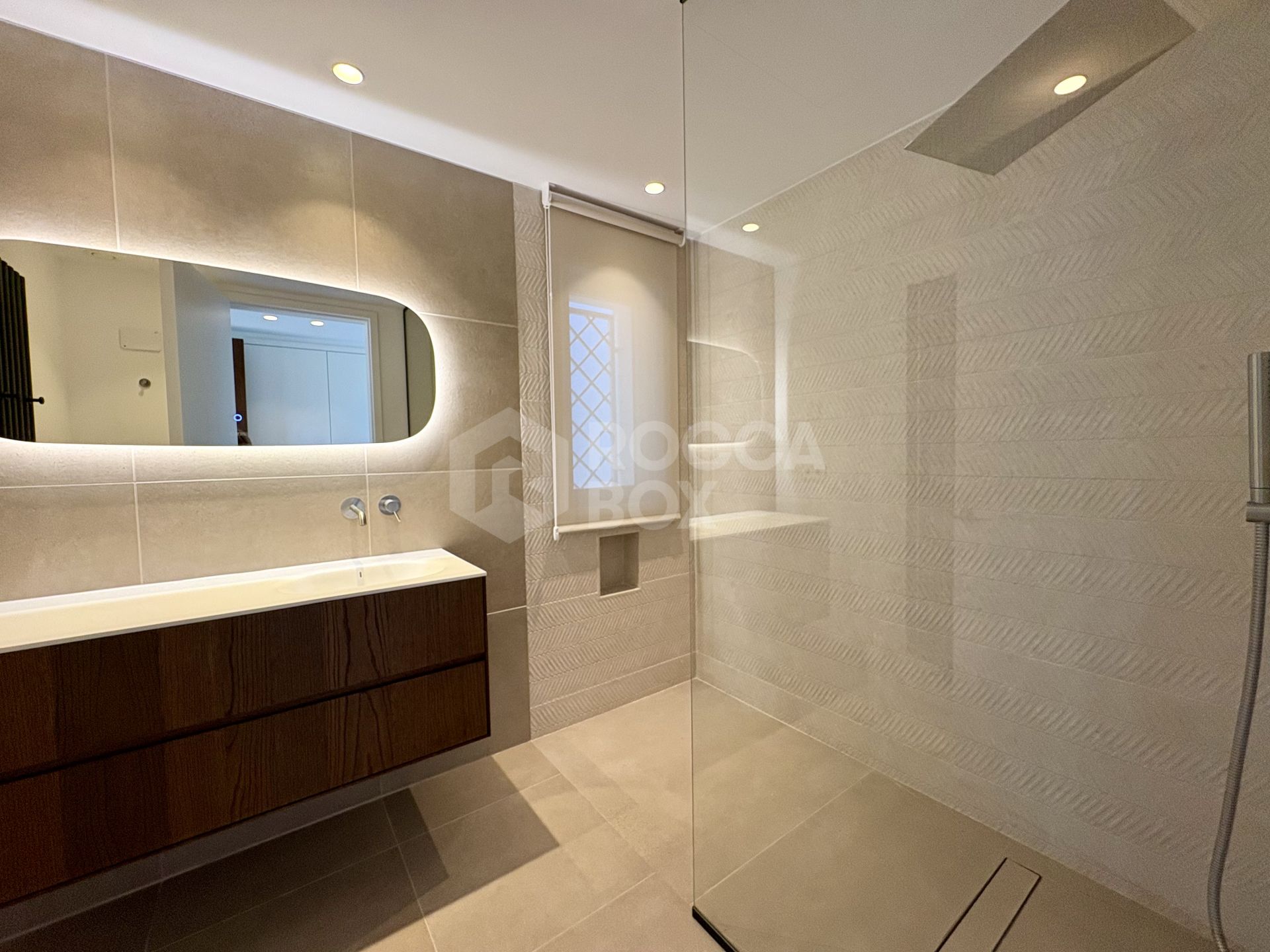 Contemporary Frontline Golf Villa with Lake Views – Sotogrande Alto