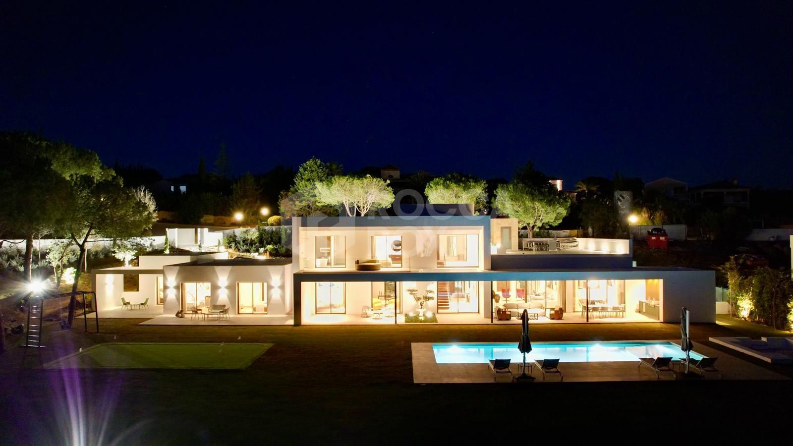 Contemporary Frontline Golf Villa with Lake Views – Sotogrande Alto