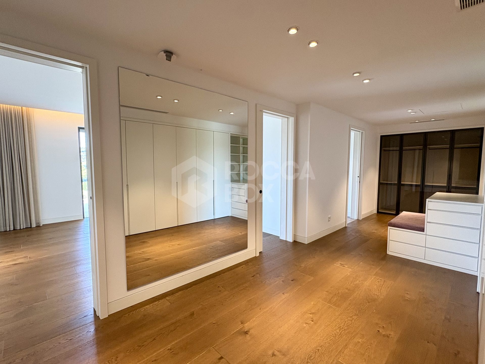 Contemporary Frontline Golf Villa with Lake Views – Sotogrande Alto