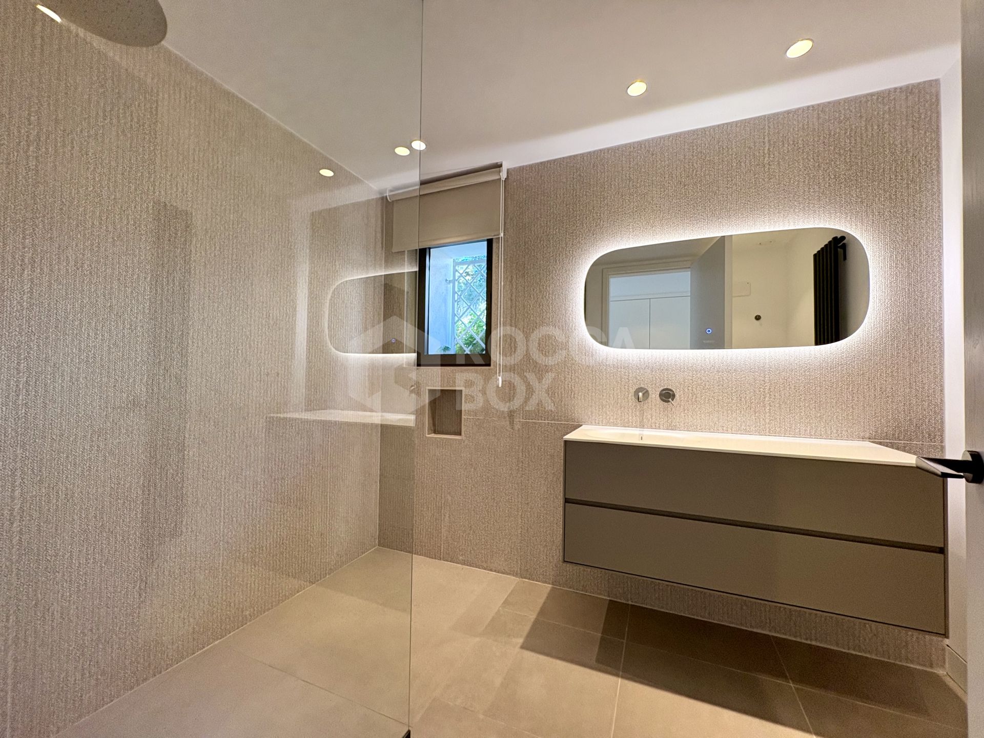 Contemporary Frontline Golf Villa with Lake Views – Sotogrande Alto