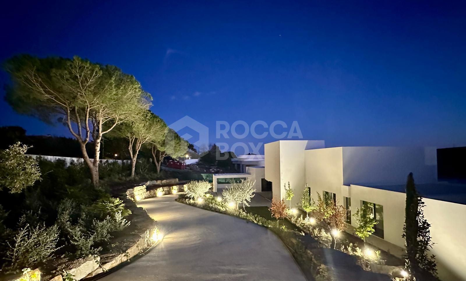 Contemporary Frontline Golf Villa with Lake Views – Sotogrande Alto