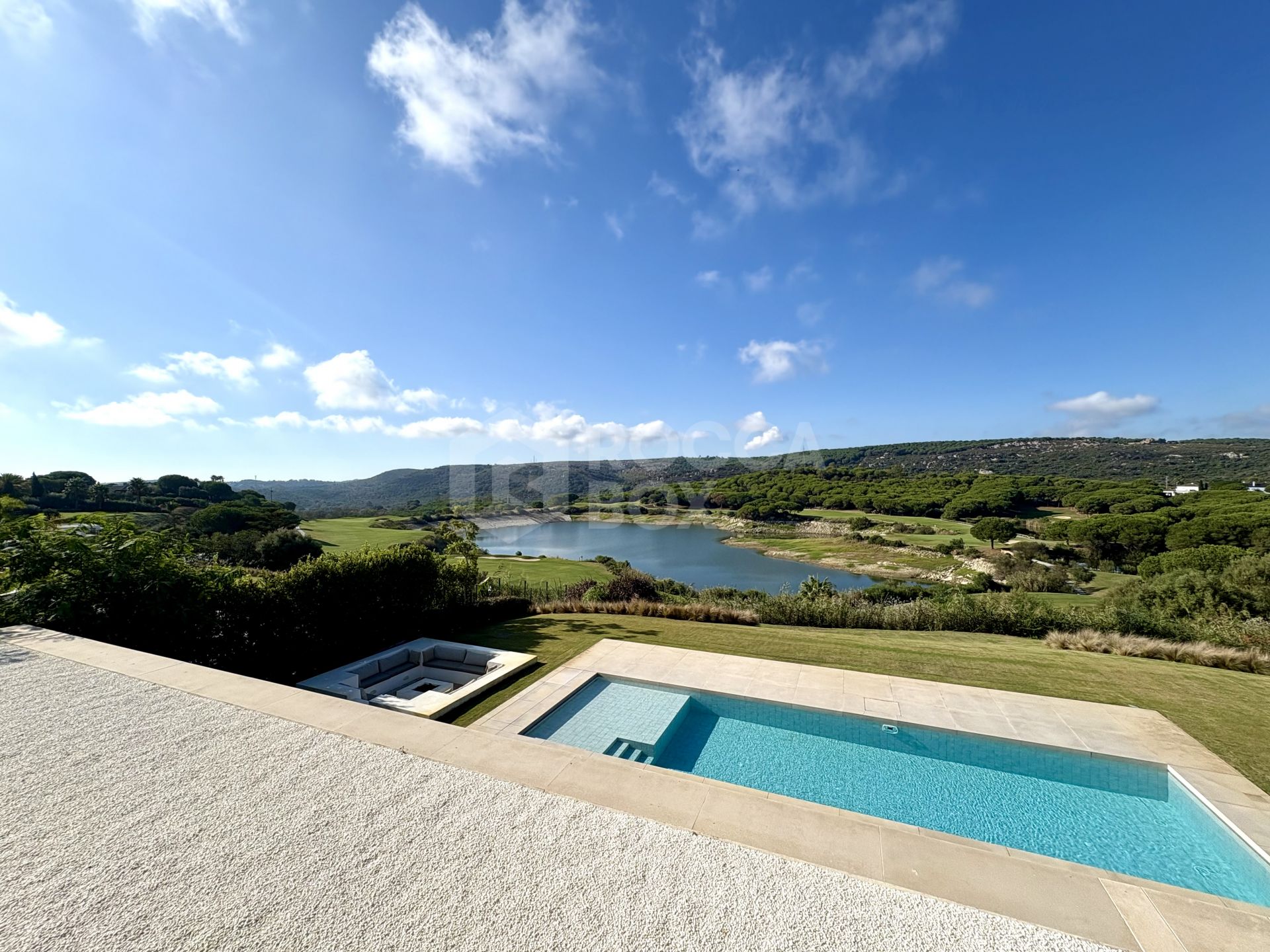 Contemporary Frontline Golf Villa with Lake Views – Sotogrande Alto