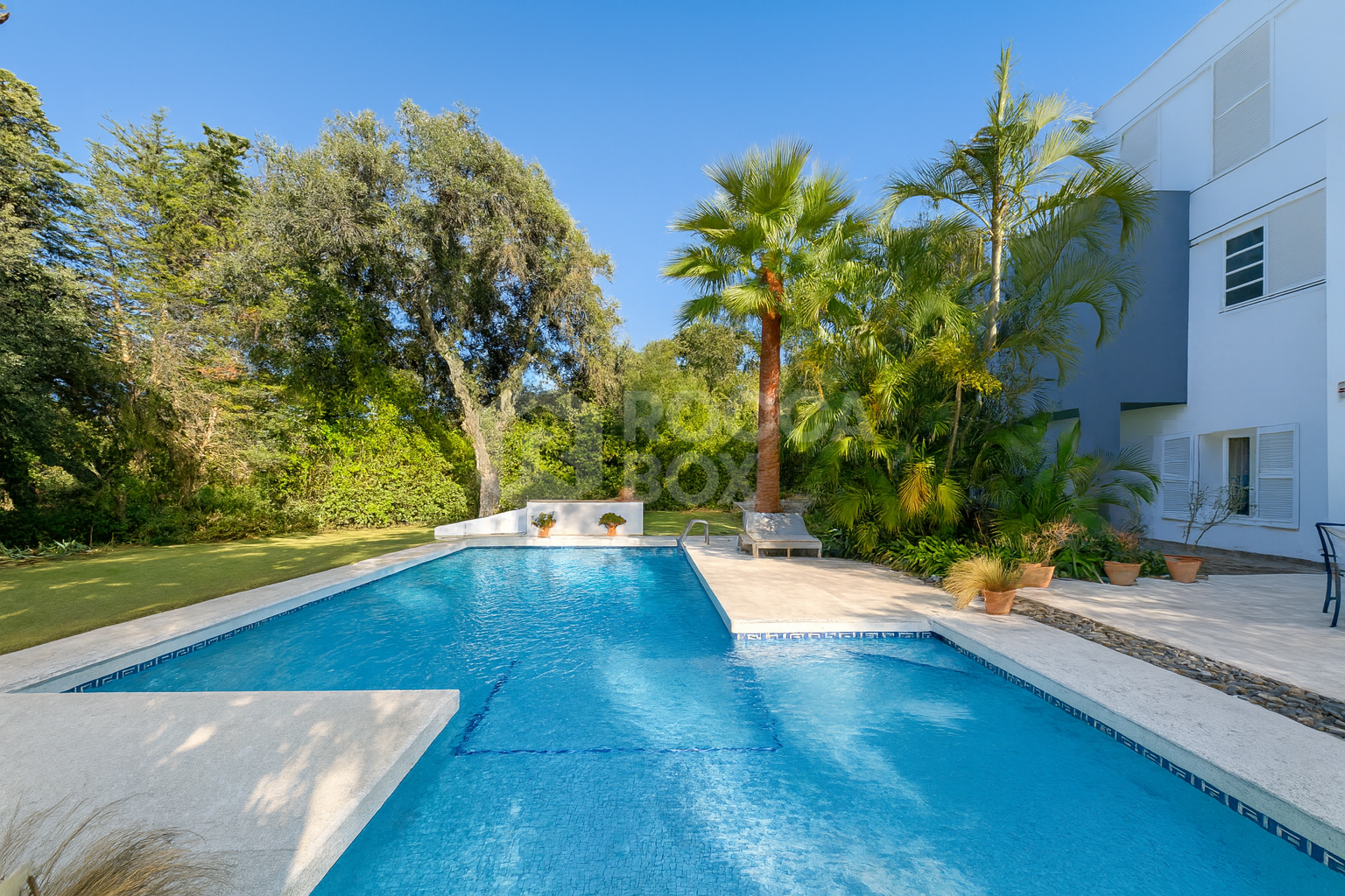 Elegant Villa with Private Garden and Pool in Sotogrande Alto Central