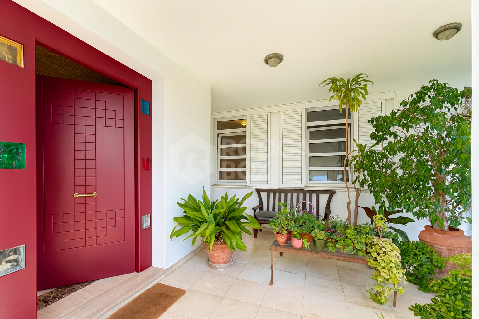 Elegant Villa with Private Garden and Pool in Sotogrande Alto Central