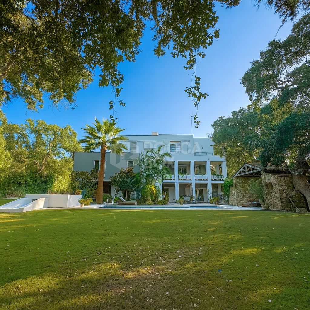 Elegant Villa with Private Garden and Pool in Sotogrande Alto Central