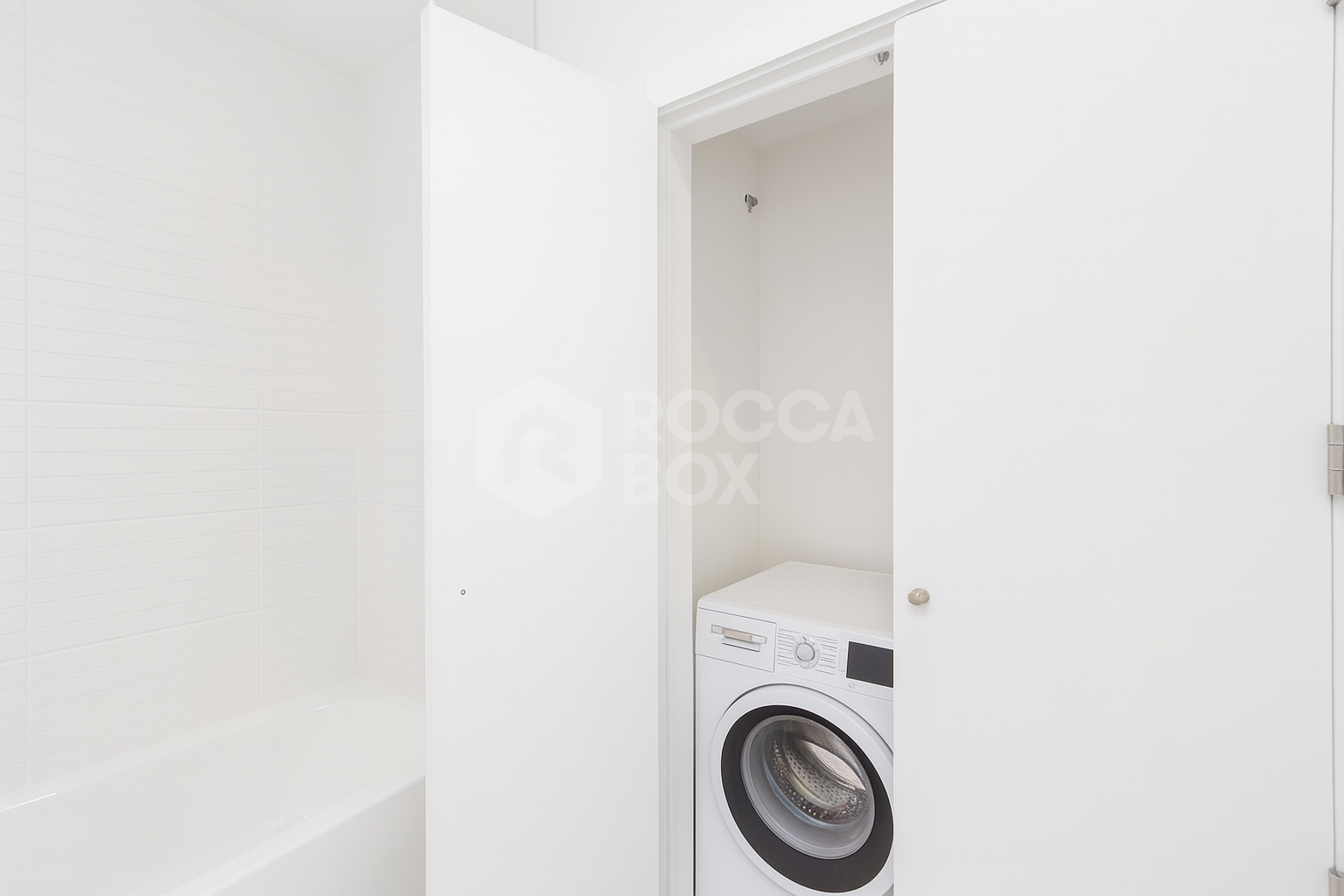 Modern 2-bedroom apartment in the sought-after Aquagardens development on the New Golden Mile