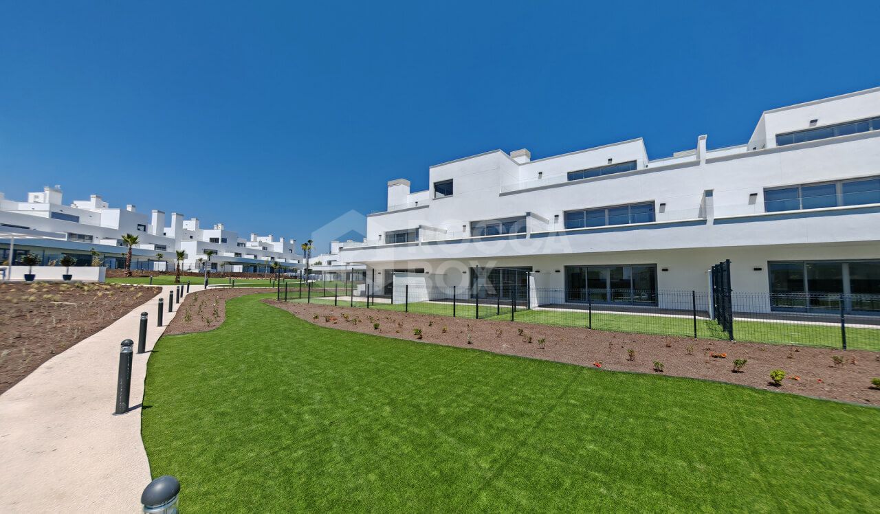 Modern 2-bedroom apartment in the sought-after Aquagardens development on the New Golden Mile