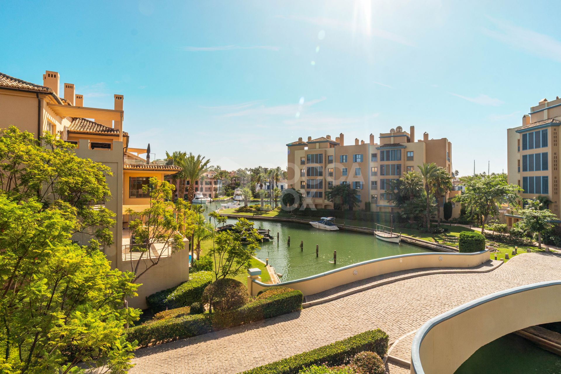 Luxuriously renovated apartment in Ribera de la Romana in the marina of Sotogrande