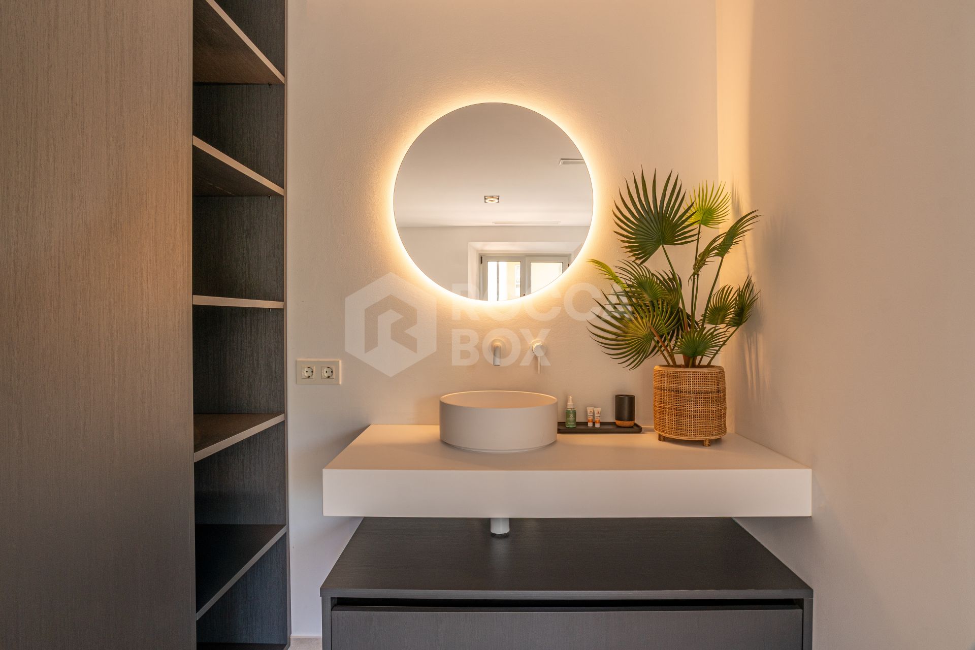 Luxuriously renovated apartment in Ribera de la Romana in the marina of Sotogrande