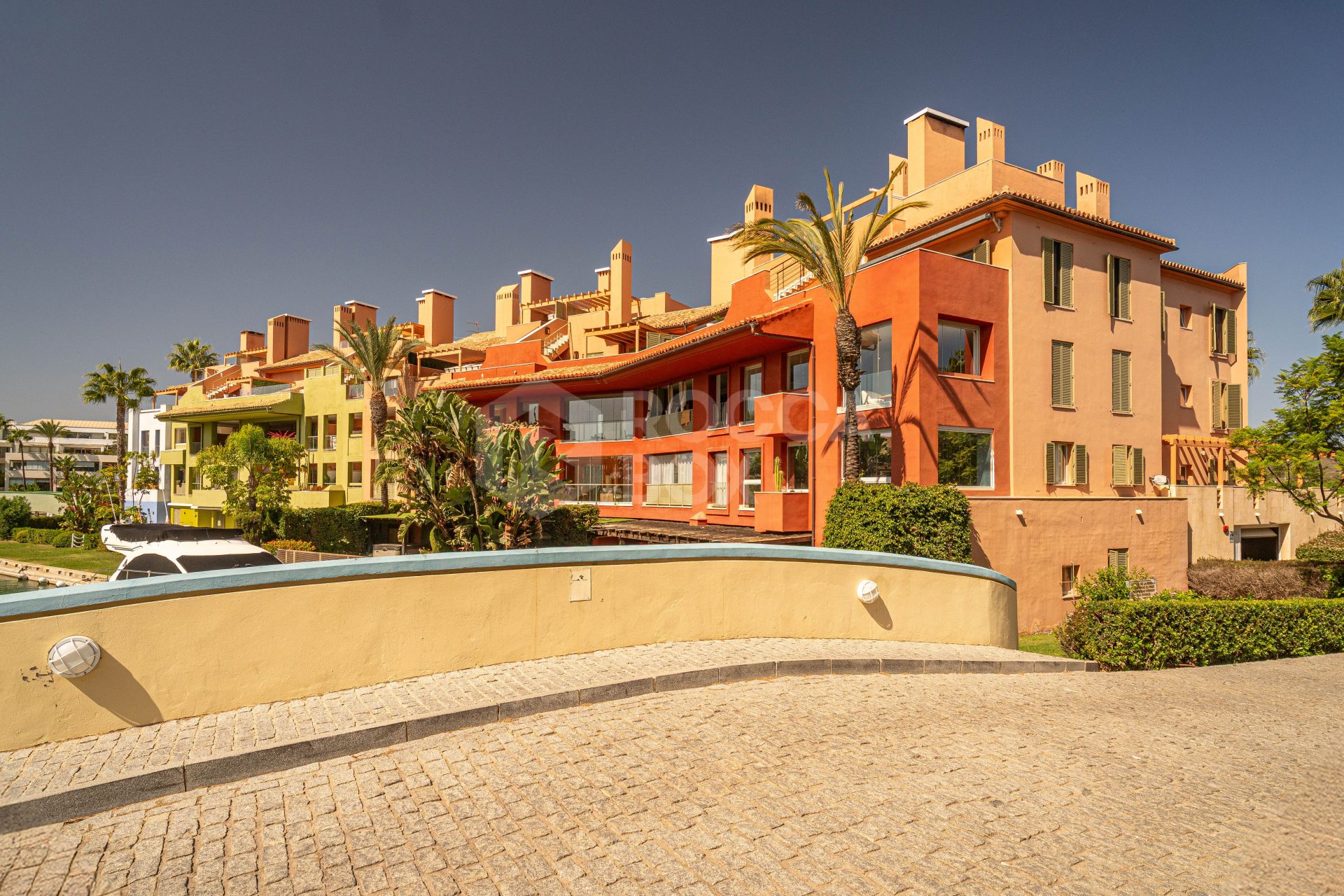 Luxuriously renovated apartment in Ribera de la Romana in the marina of Sotogrande