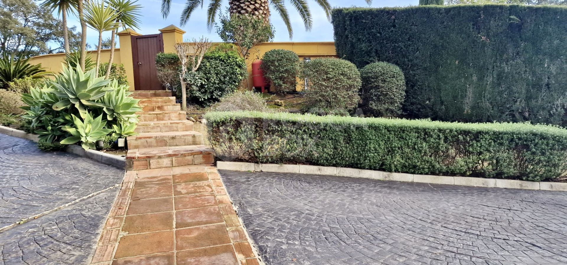 6 bedroom Andalusian-style villa for sale in a cul de sac in the D zone of Sotogrande