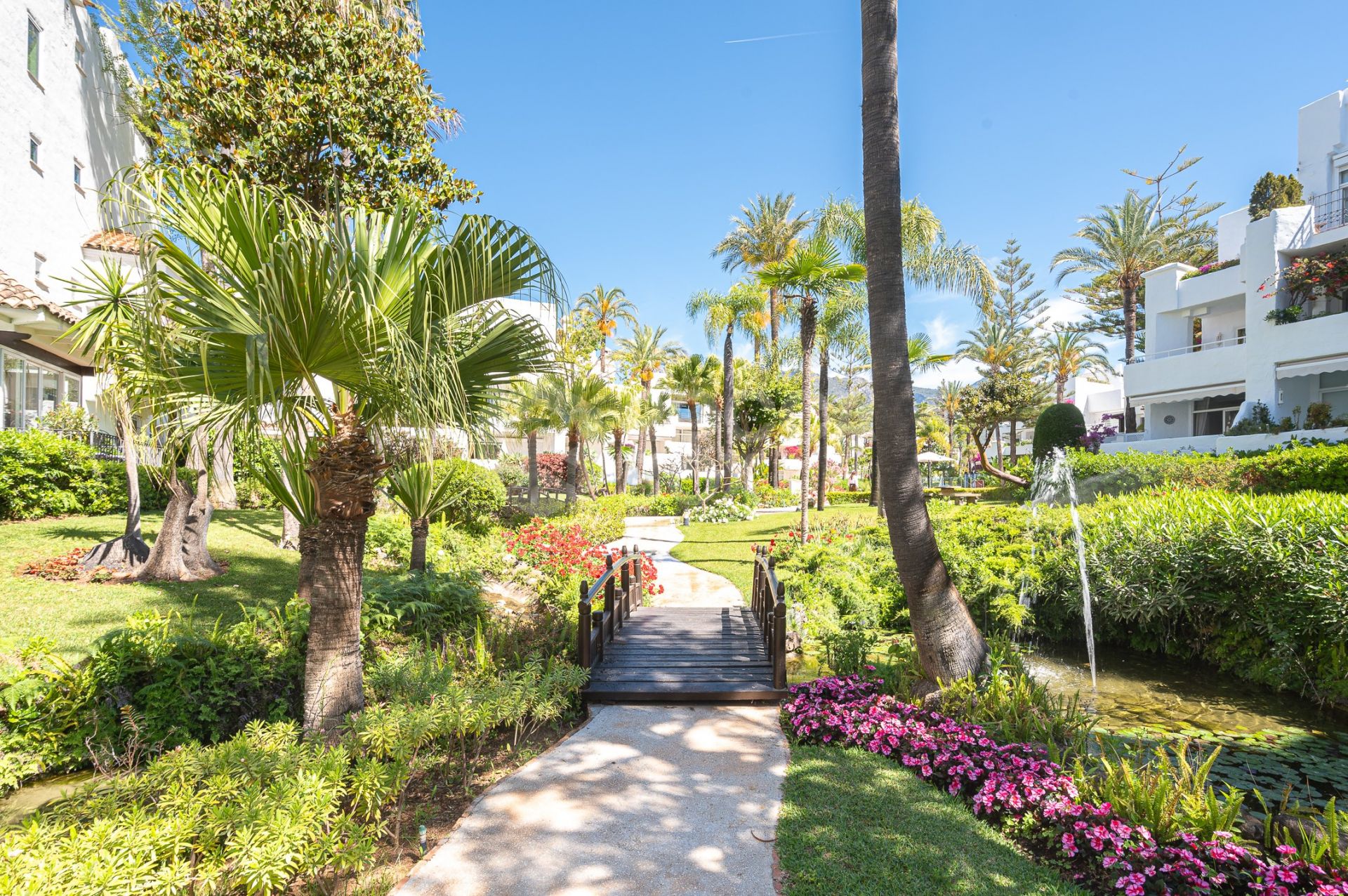 Alhambra del Mar - Beachfront complex on the Golden Mile of Marbella