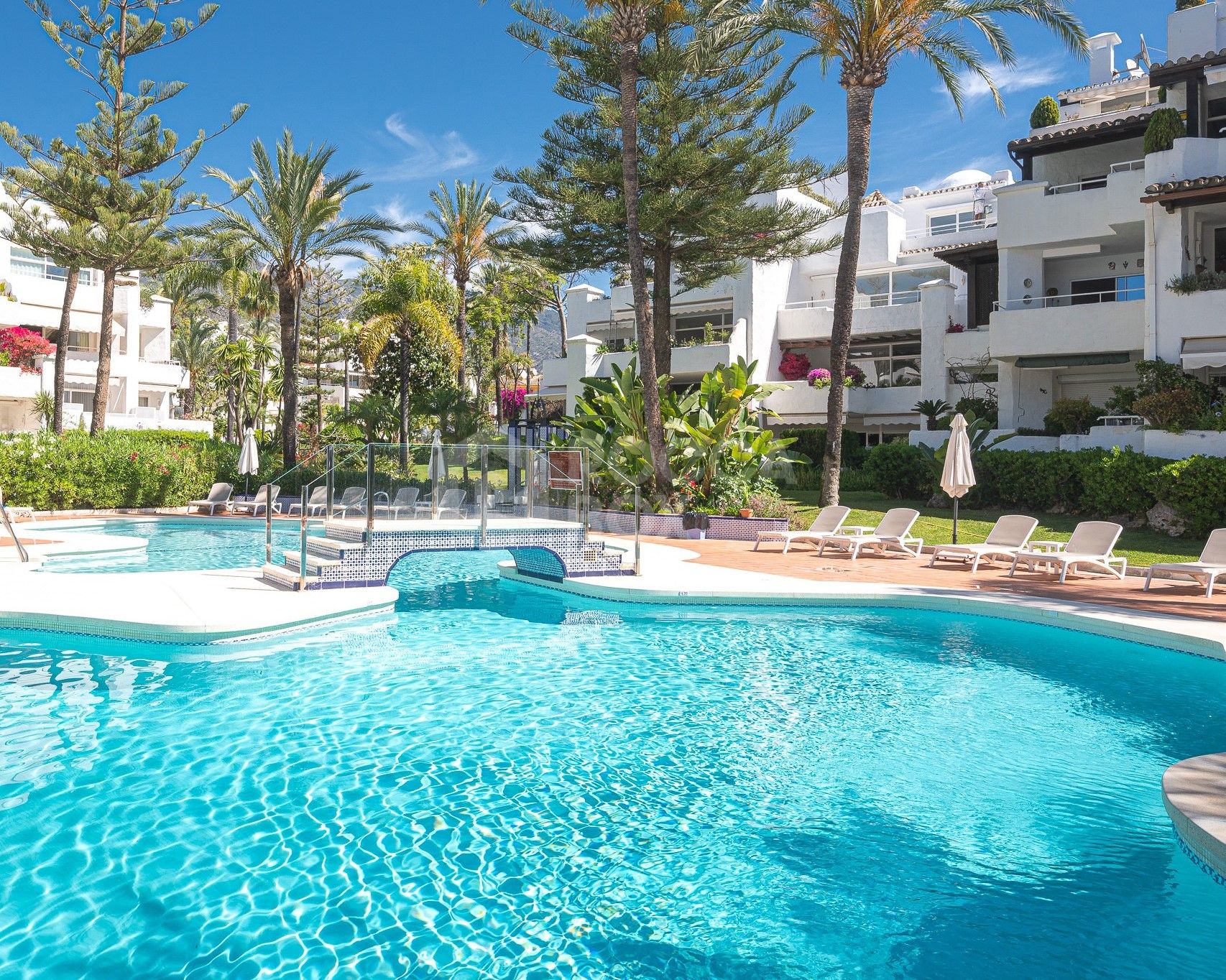 Alhambra del Mar - Beachfront complex on the Golden Mile of Marbella