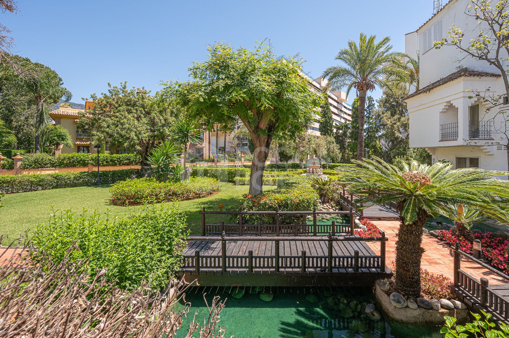 Alhambra del Mar - Beachfront complex on the Golden Mile of Marbella