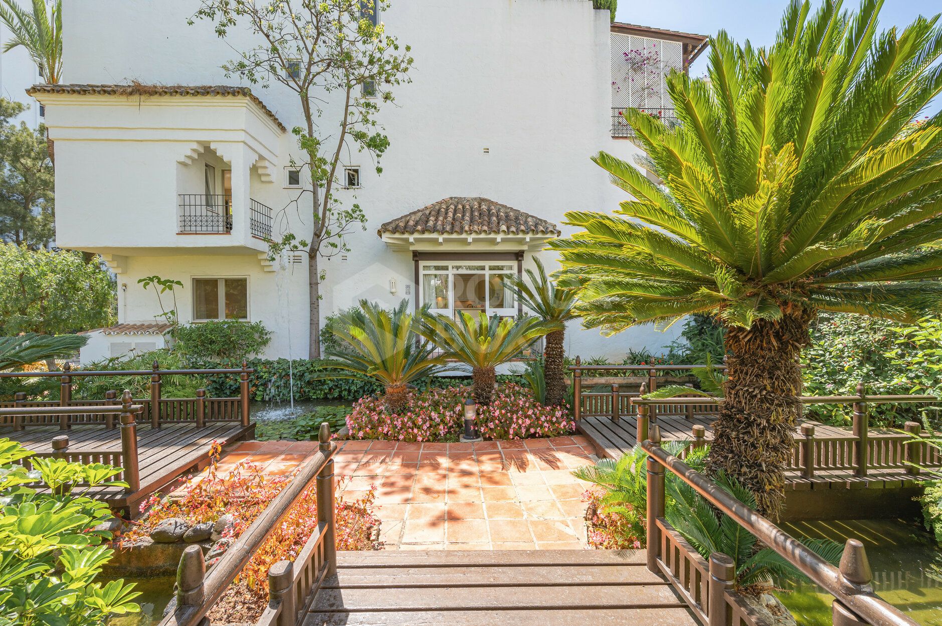 Alhambra del Mar - Beachfront complex on the Golden Mile of Marbella