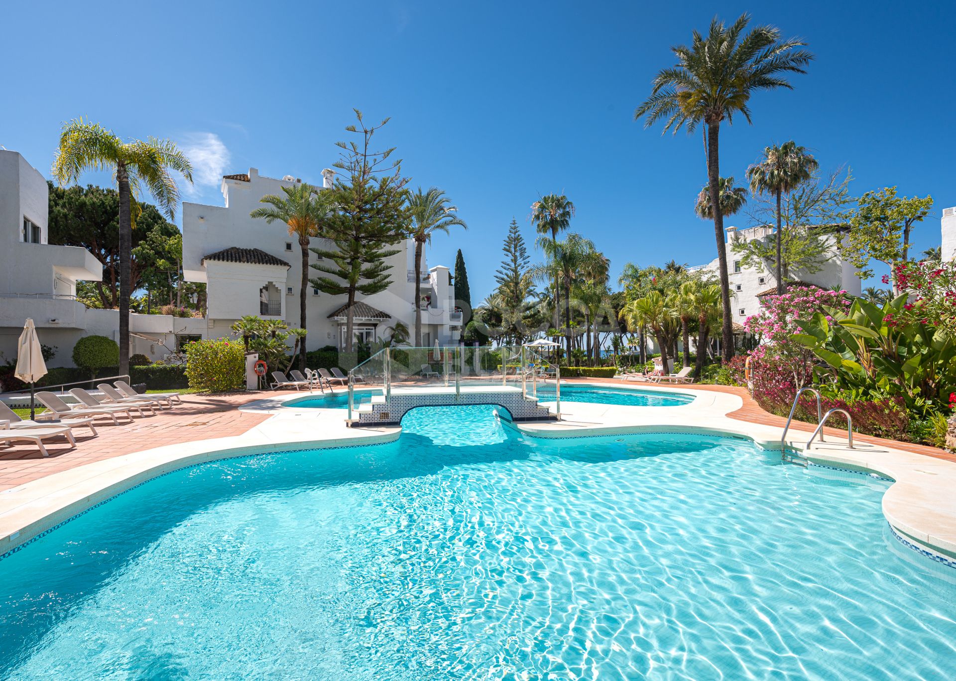 Alhambra del Mar - Beachfront complex on the Golden Mile of Marbella