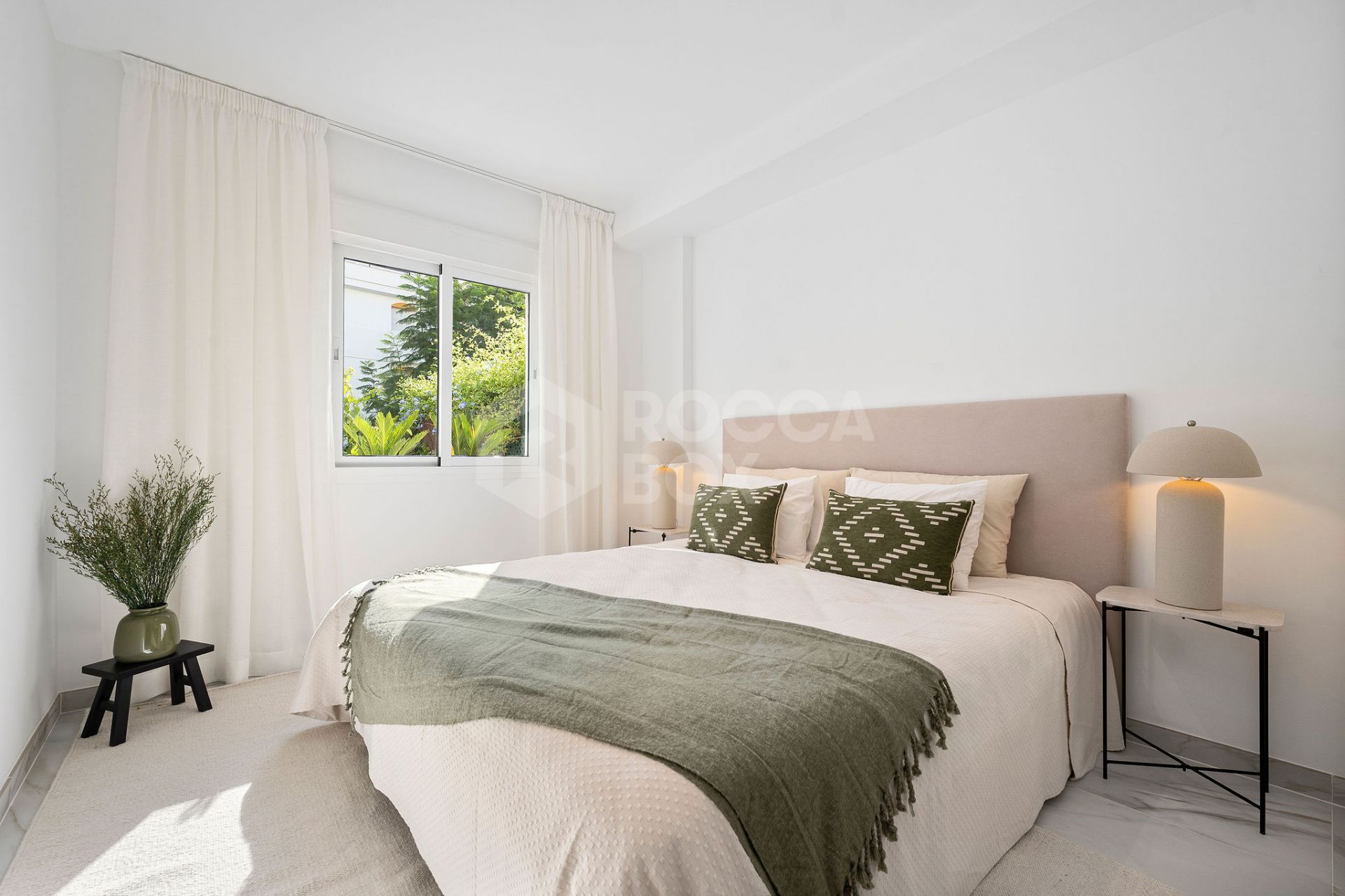 Welcome to this beautifully renovated ground floor apartment in Guadalmina Baja – Steps from the Beach and Golf!