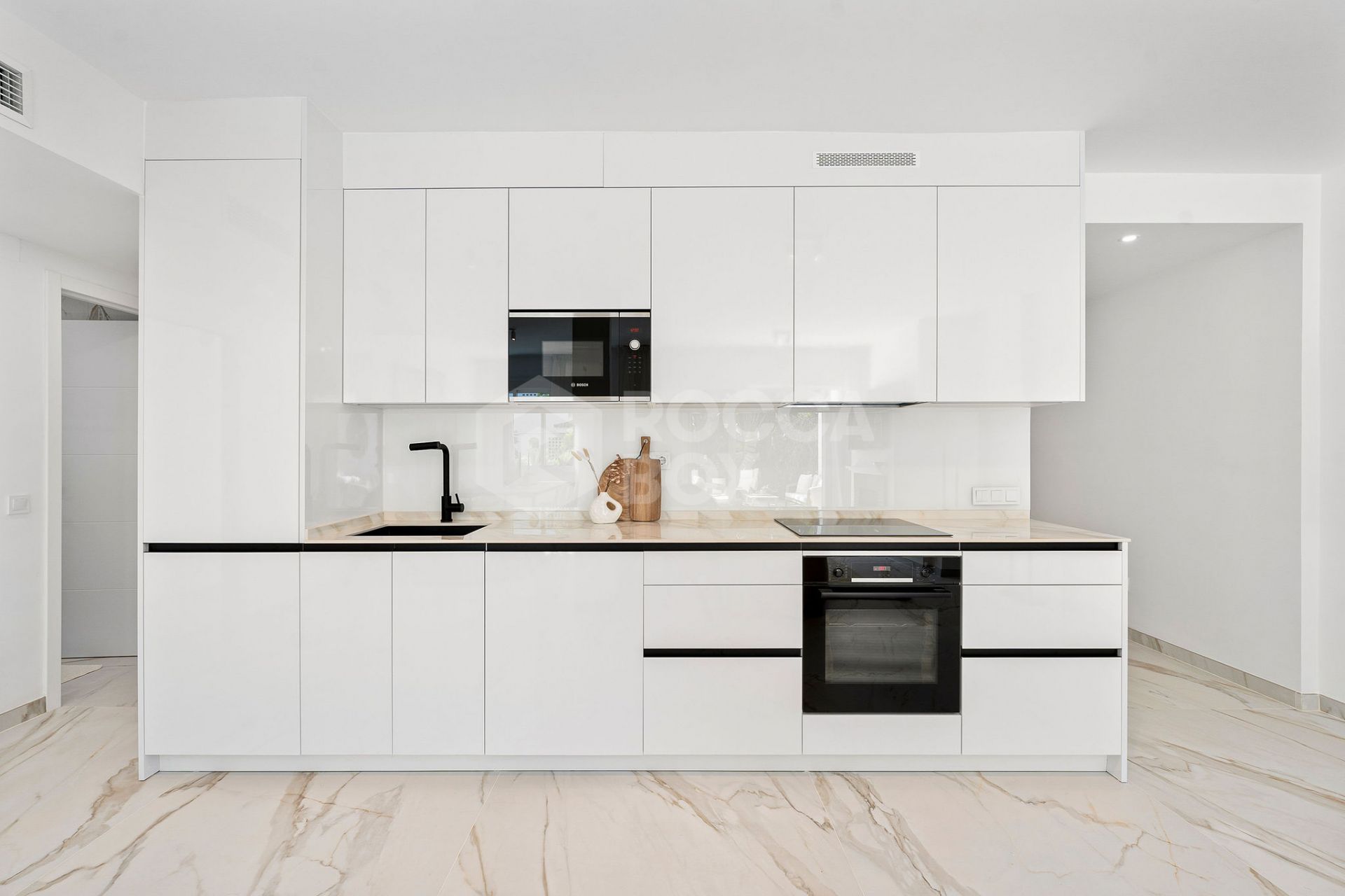 Welcome to this beautifully renovated ground floor apartment in Guadalmina Baja – Steps from the Beach and Golf!