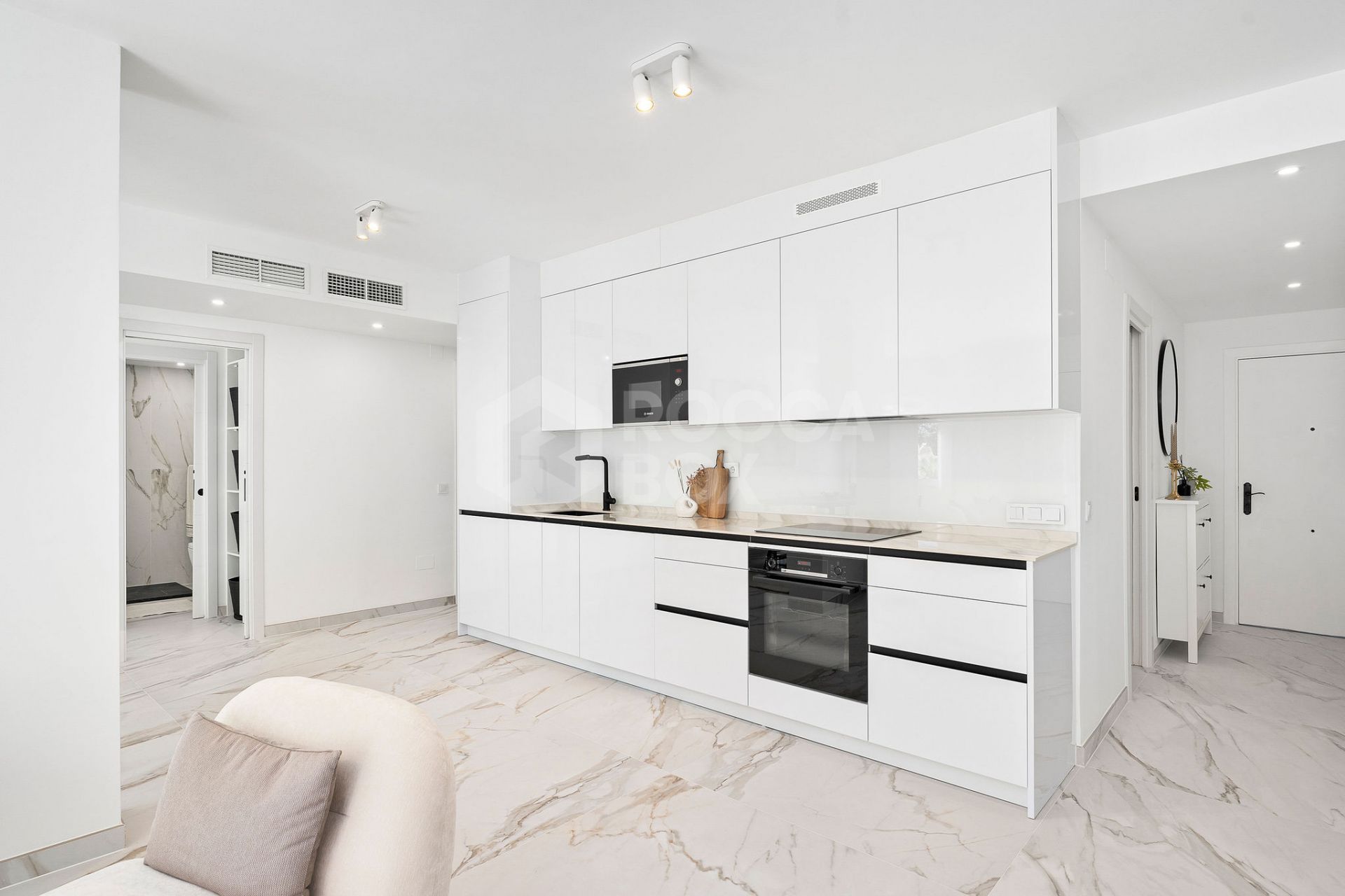 Welcome to this beautifully renovated ground floor apartment in Guadalmina Baja – Steps from the Beach and Golf!