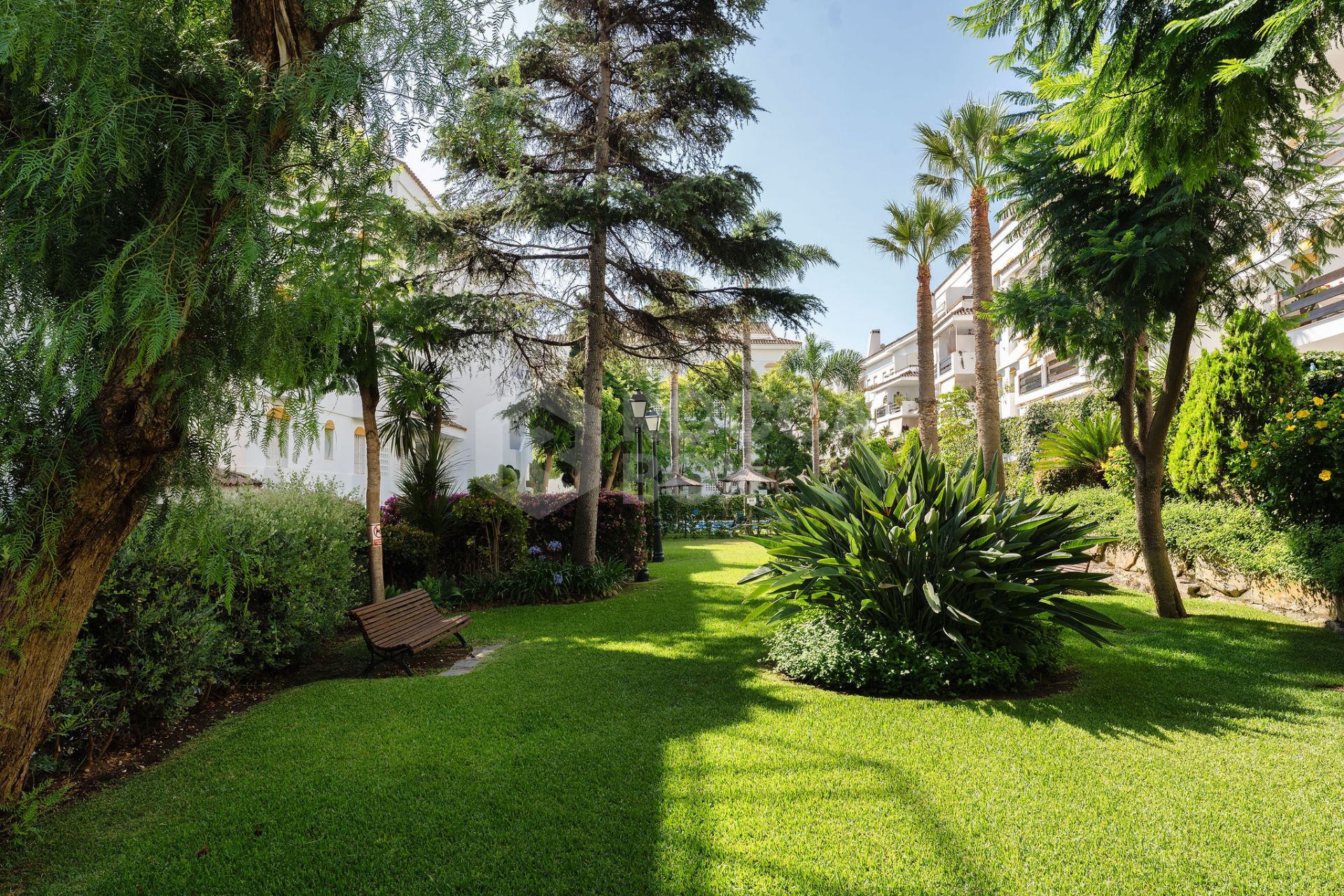 Welcome to this beautifully renovated ground floor apartment in Guadalmina Baja – Steps from the Beach and Golf!