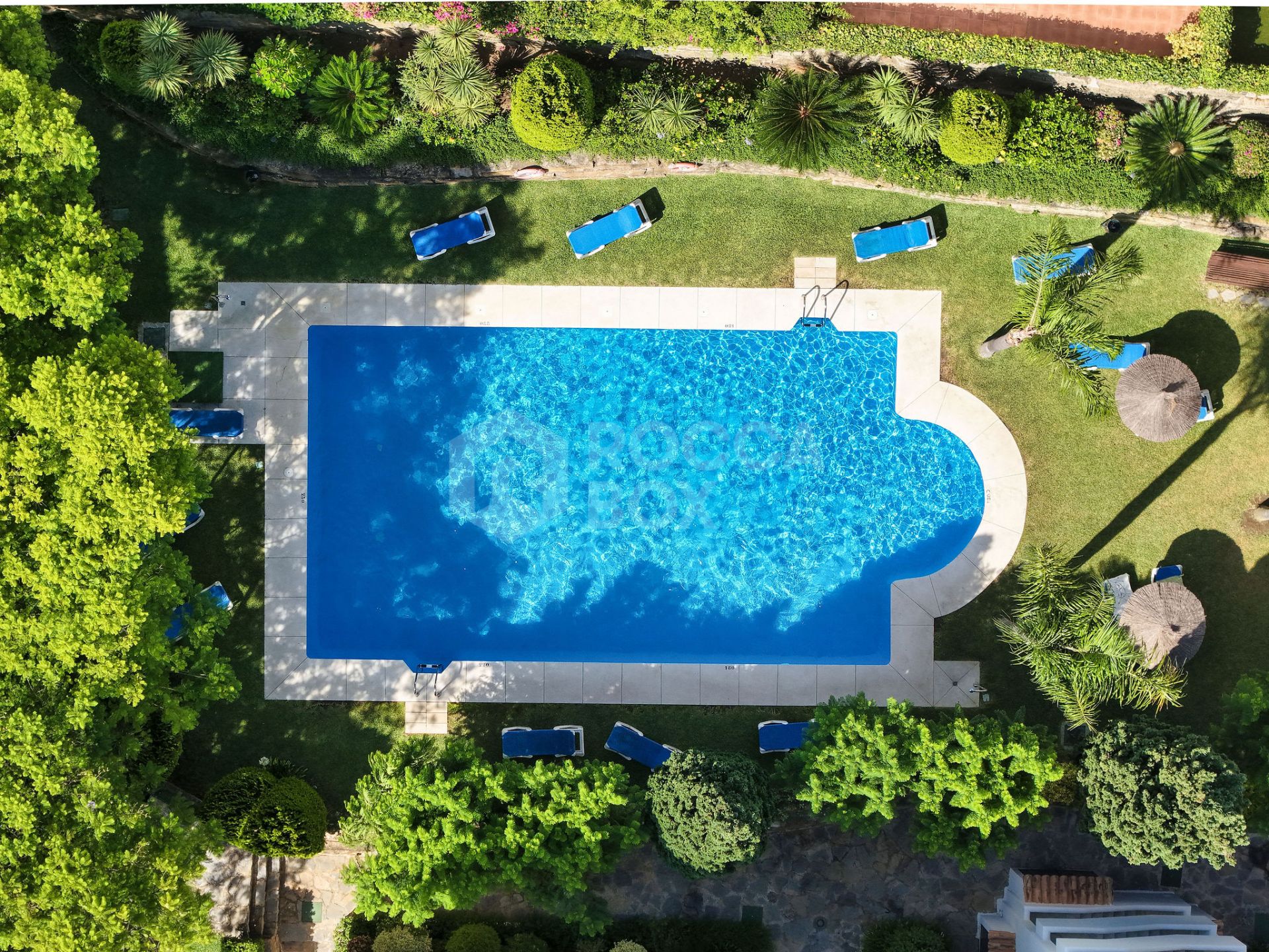 Welcome to this beautifully renovated ground floor apartment in Guadalmina Baja – Steps from the Beach and Golf!