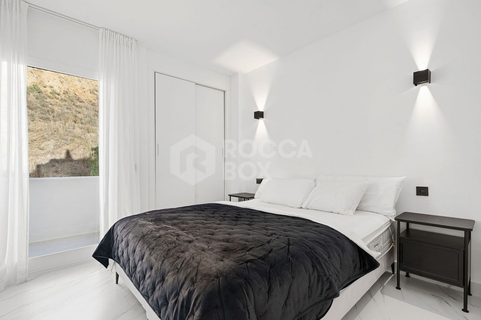 Welcome to this bright and renovated 3 bedroom apartment in Calahonda with beautiful views!