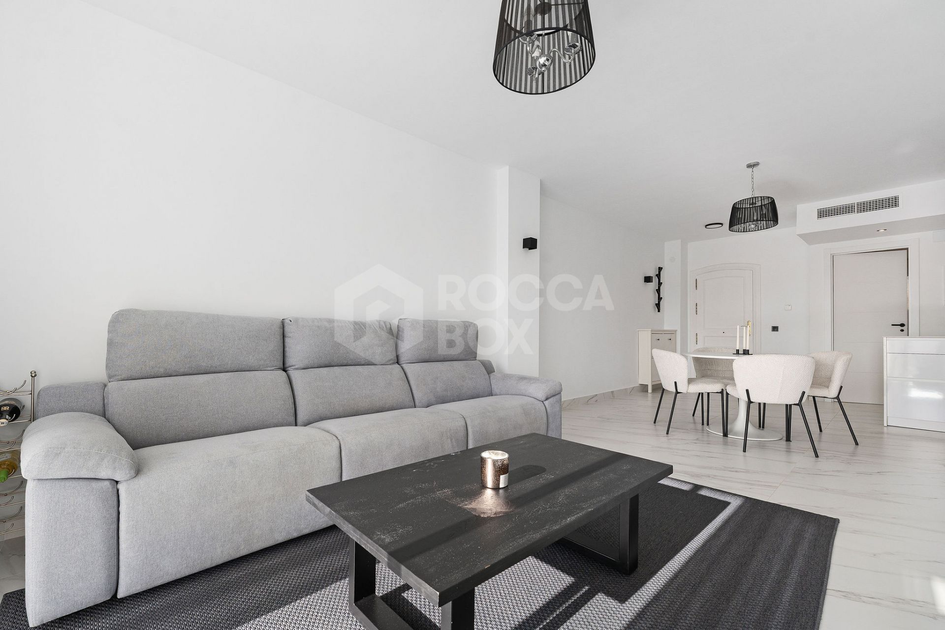 Welcome to this bright and renovated 3 bedroom apartment in Calahonda with beautiful views!