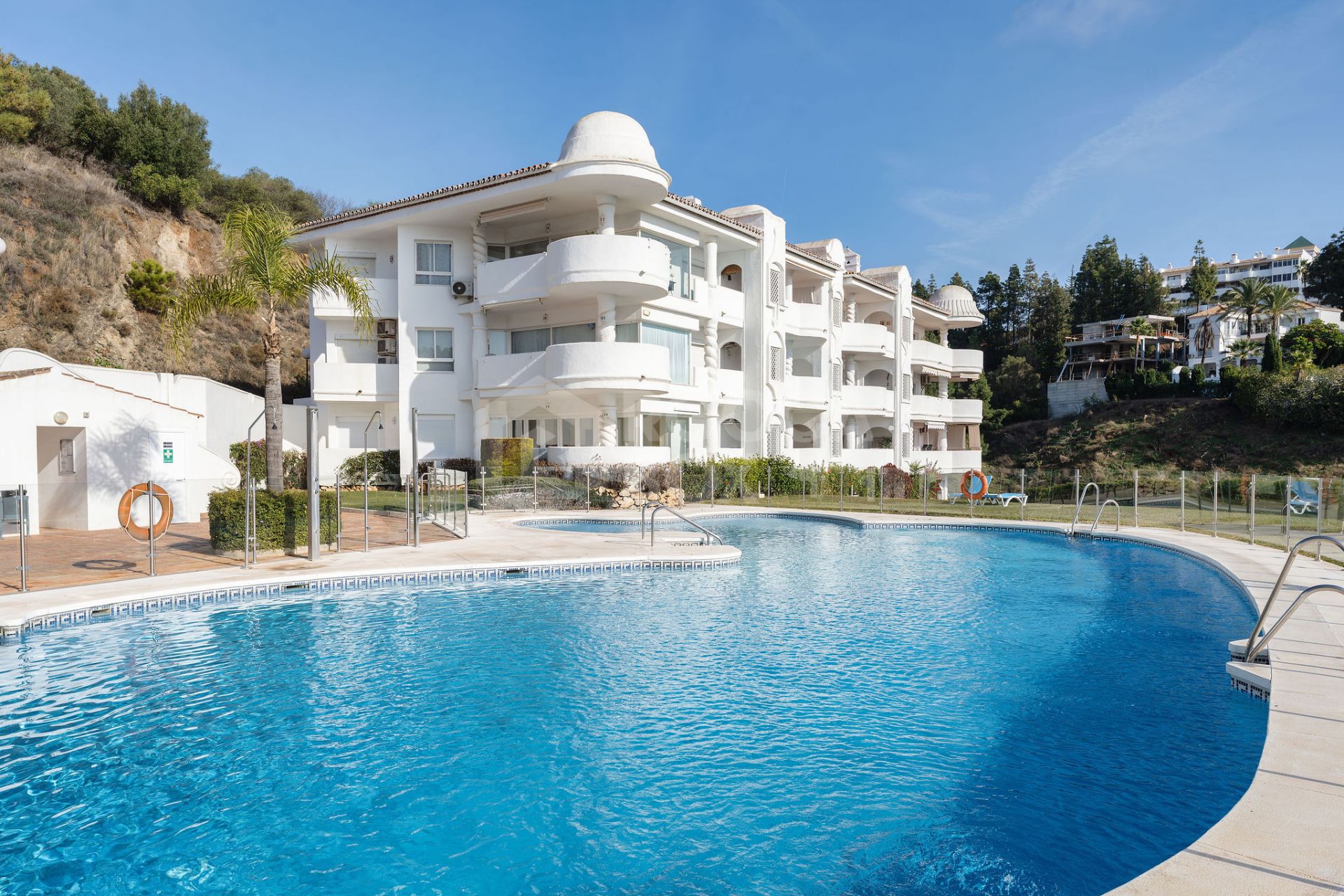 Welcome to this bright and renovated 3 bedroom apartment in Calahonda with beautiful views!