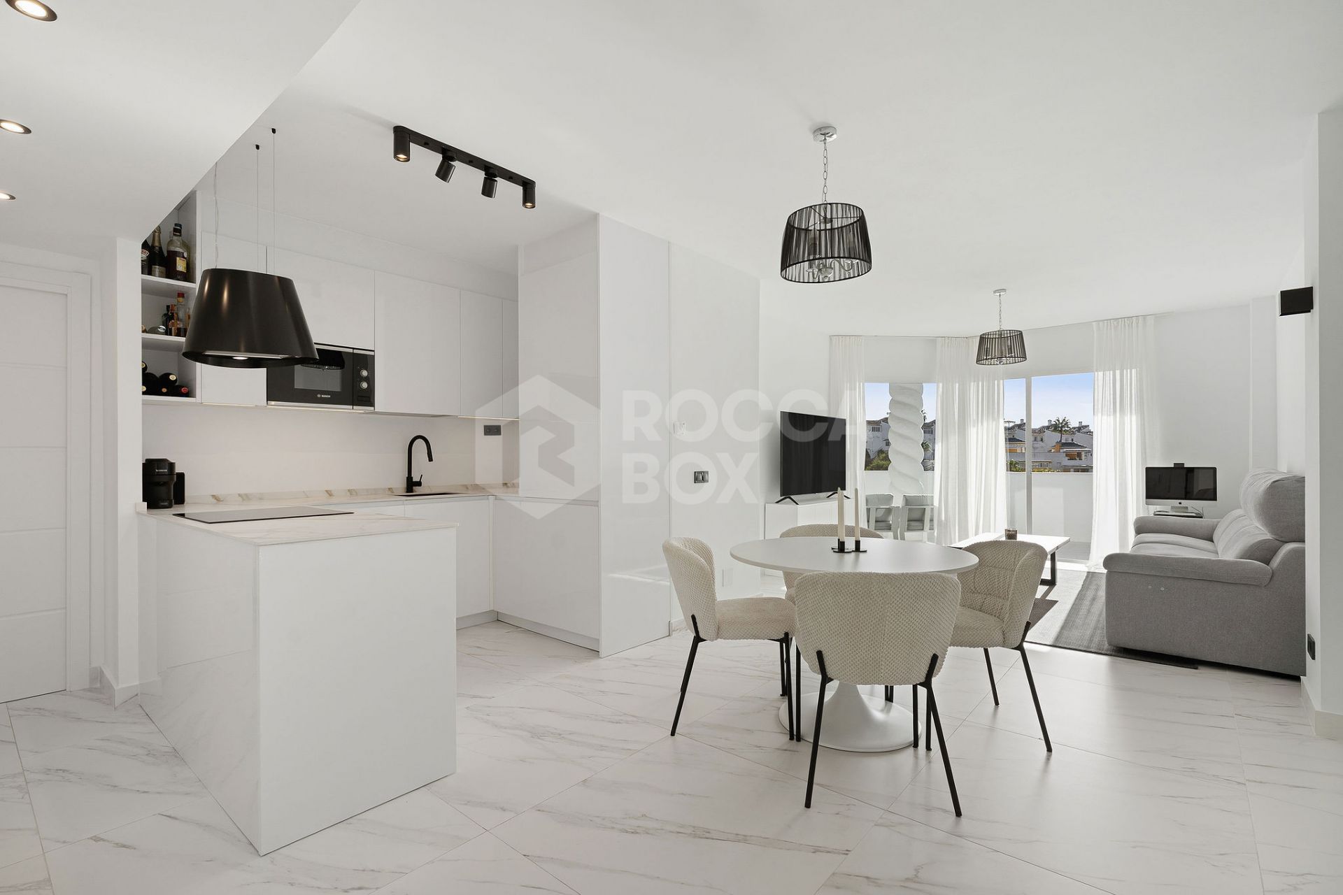 Welcome to this bright and renovated 3 bedroom apartment in Calahonda with beautiful views!