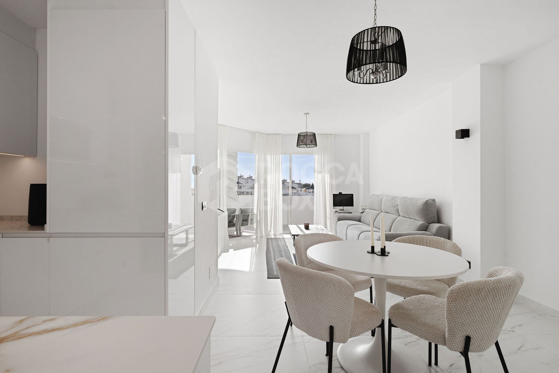 Welcome to this bright and renovated 3 bedroom apartment in Calahonda with beautiful views!