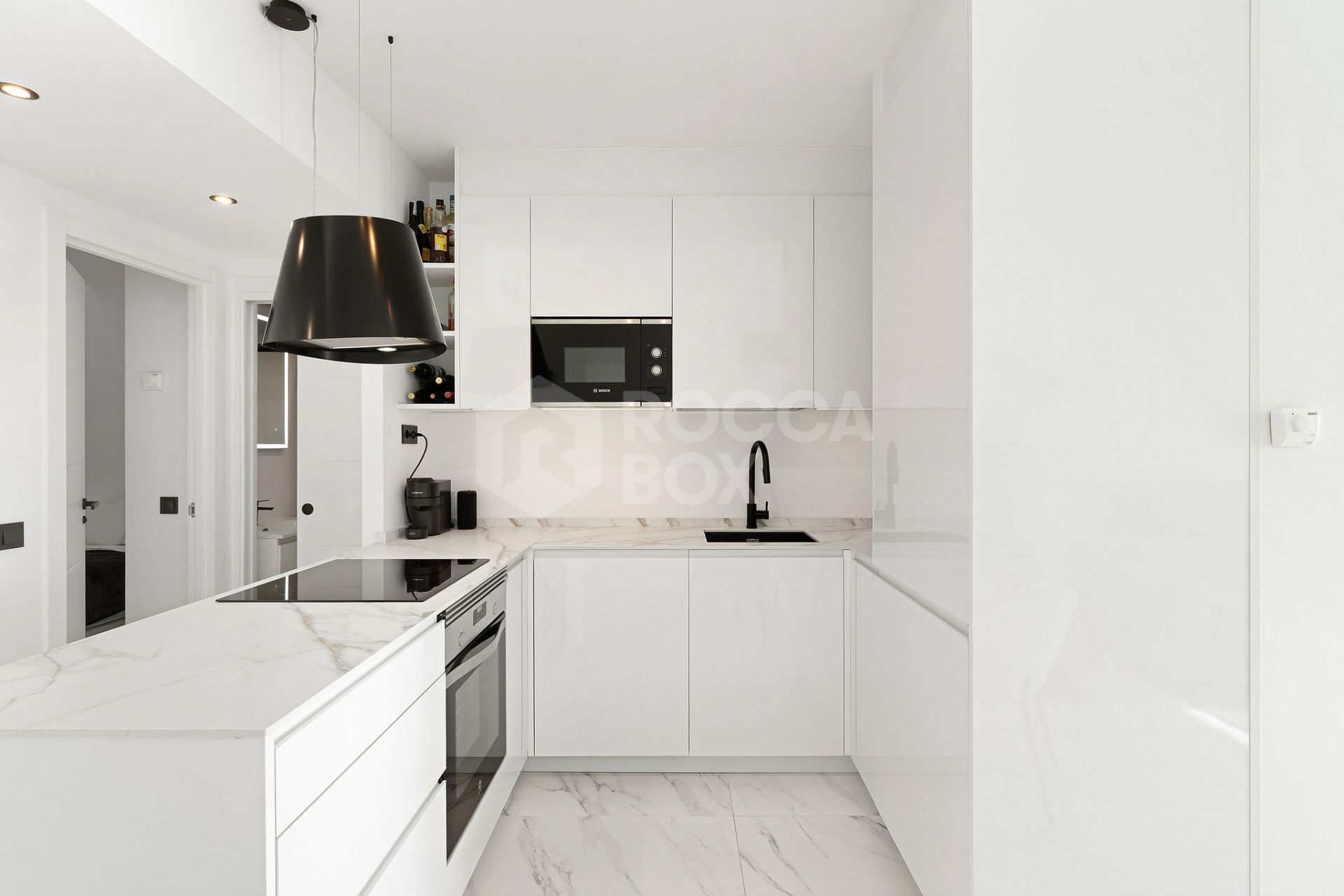 Welcome to this bright and renovated 3 bedroom apartment in Calahonda with beautiful views!