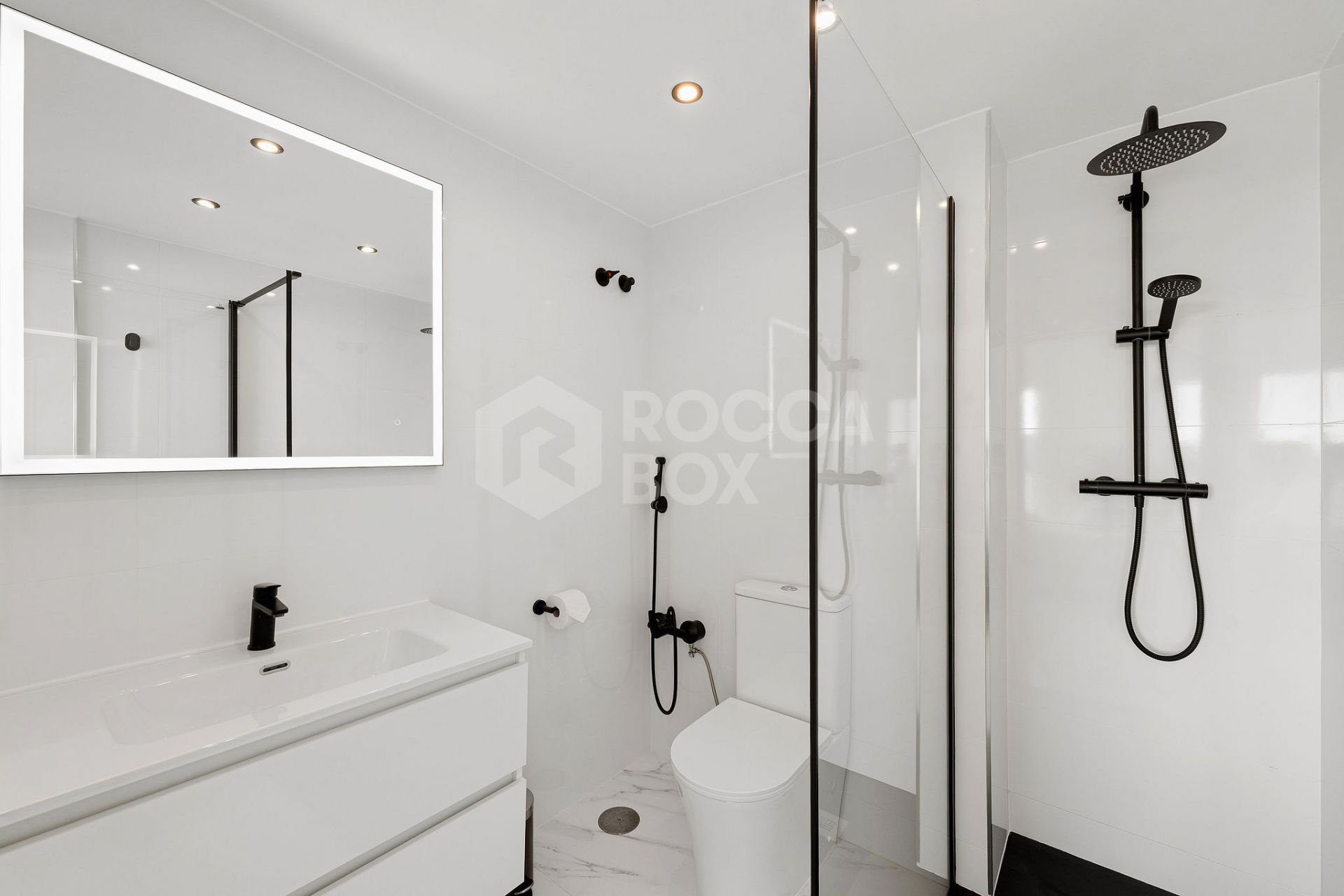 Welcome to this bright and renovated 3 bedroom apartment in Calahonda with beautiful views!