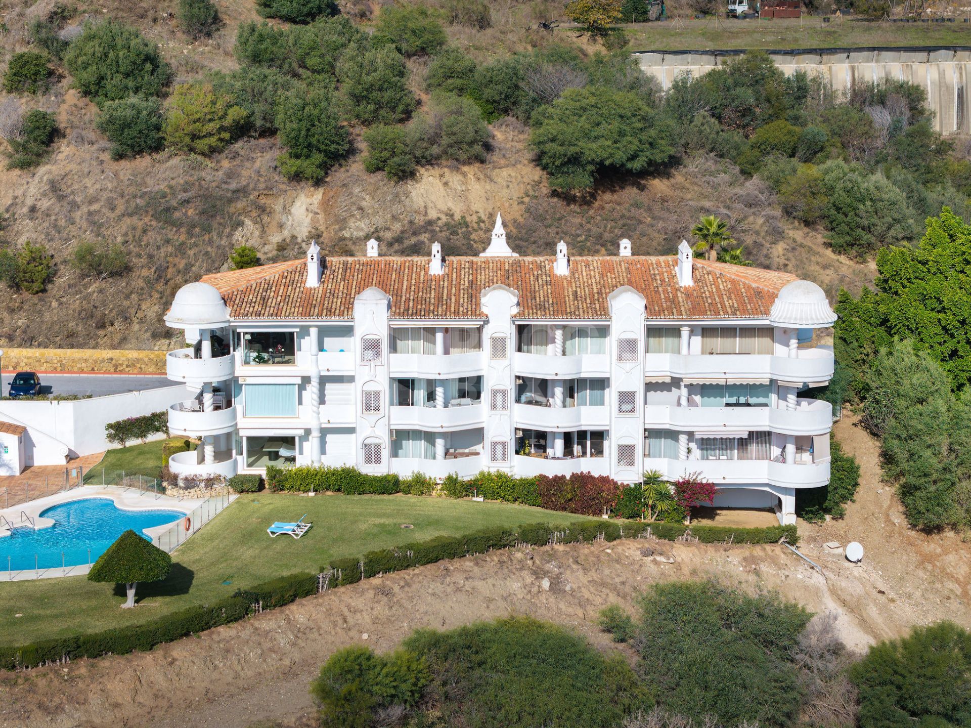 Welcome to this bright and renovated 3 bedroom apartment in Calahonda with beautiful views!