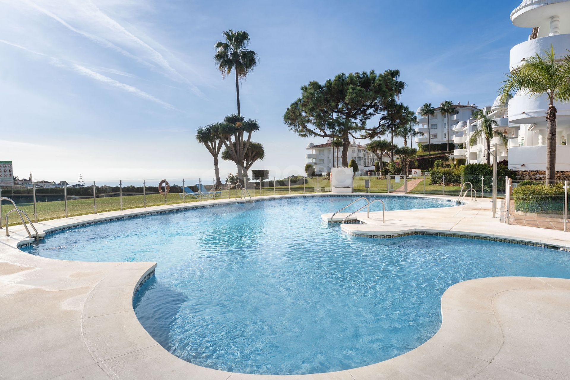 Welcome to this bright and renovated 3 bedroom apartment in Calahonda with beautiful views!